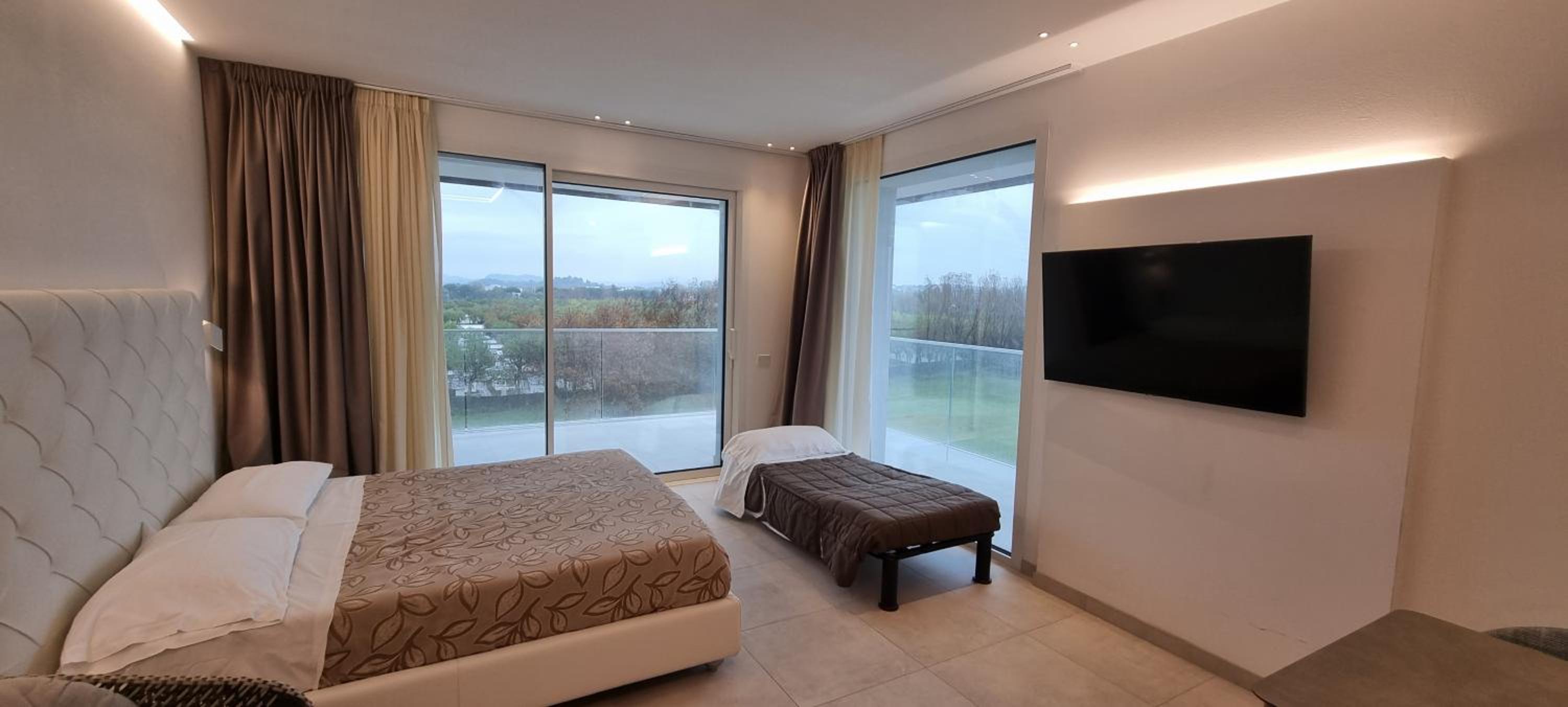 Deluxe Apartment with Terrace and Side Sea View