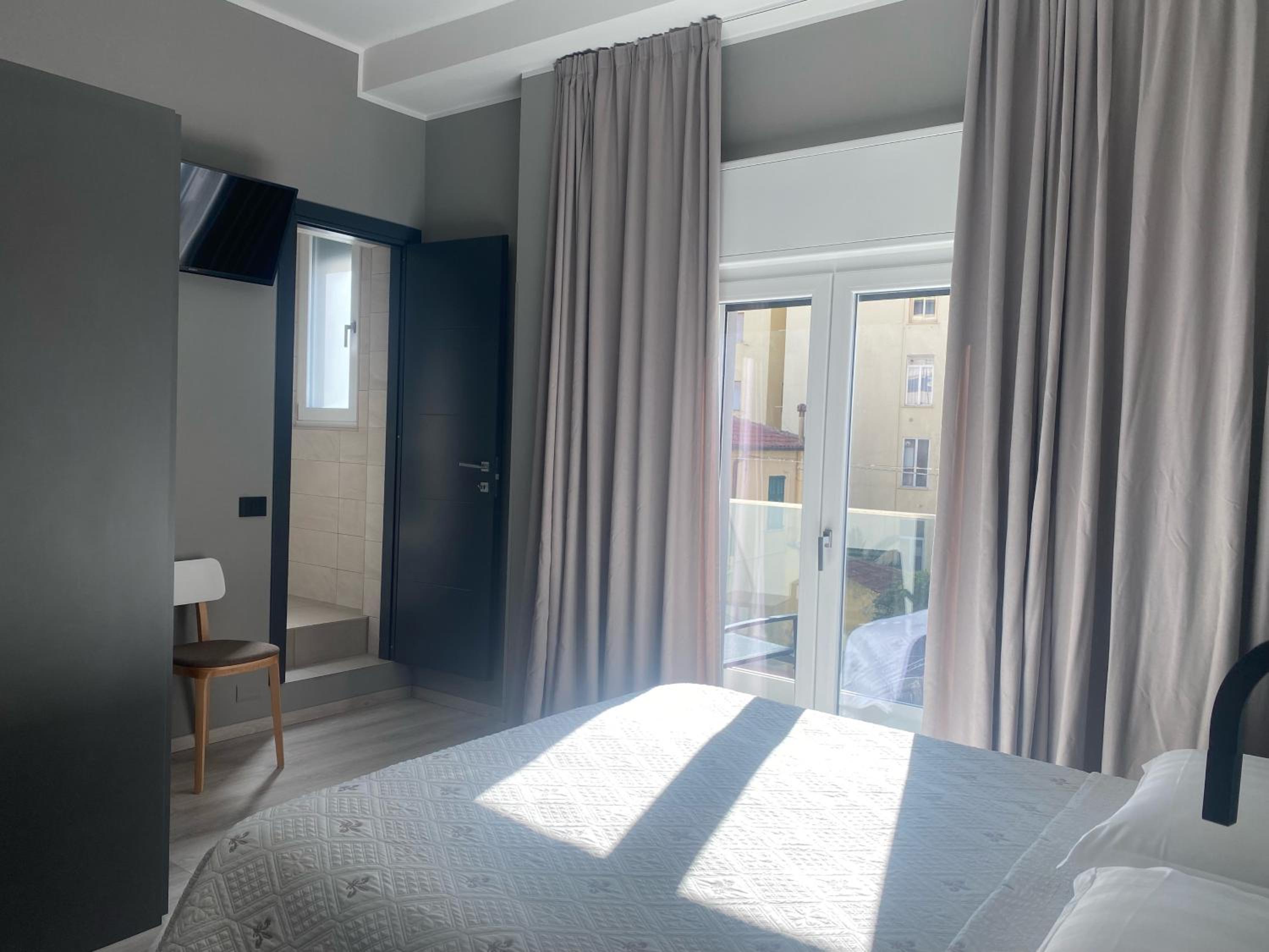 Double or Twin Room with Balcony - Photo 7
