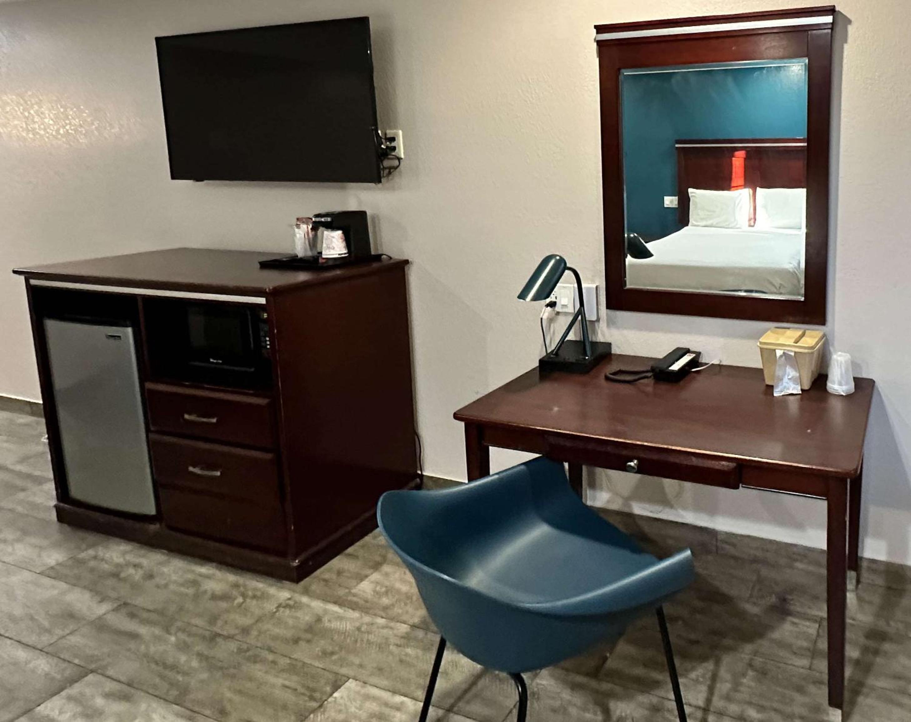 Queen Room With Two Queen Beds - Disability Access - Non-Smoking photo 2