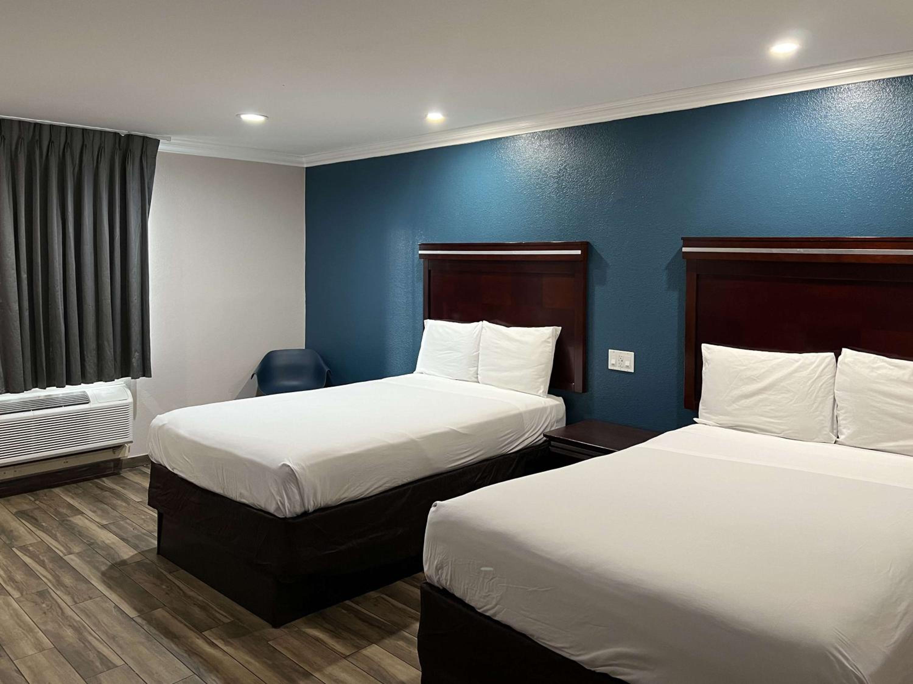 Queen Room With Two Queen Beds - Non-Smoking photo 3