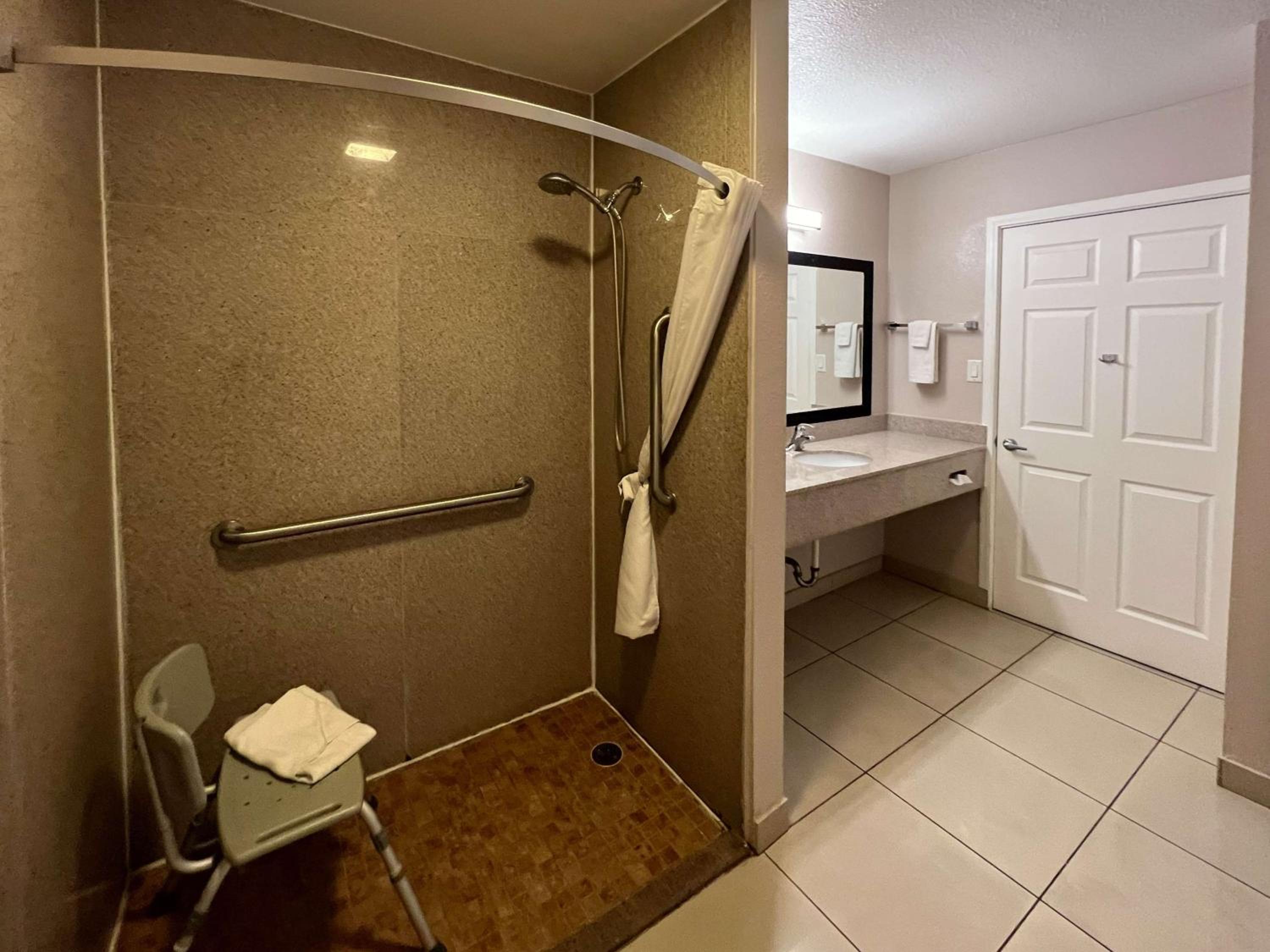 Queen Room With Two Queen Beds - Disability Access - Non-Smoking photo 3