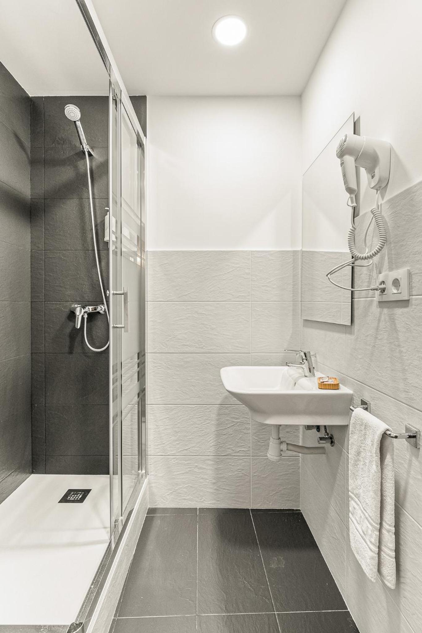 Twin Room with Private Bathroom photo 2