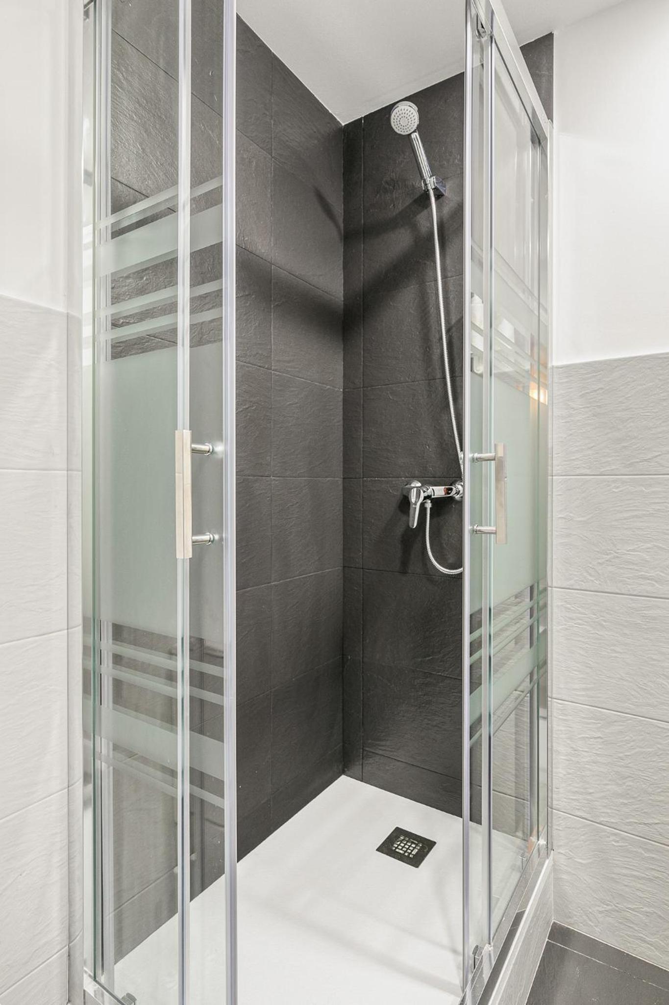 Twin Room with Private Bathroom photo 3