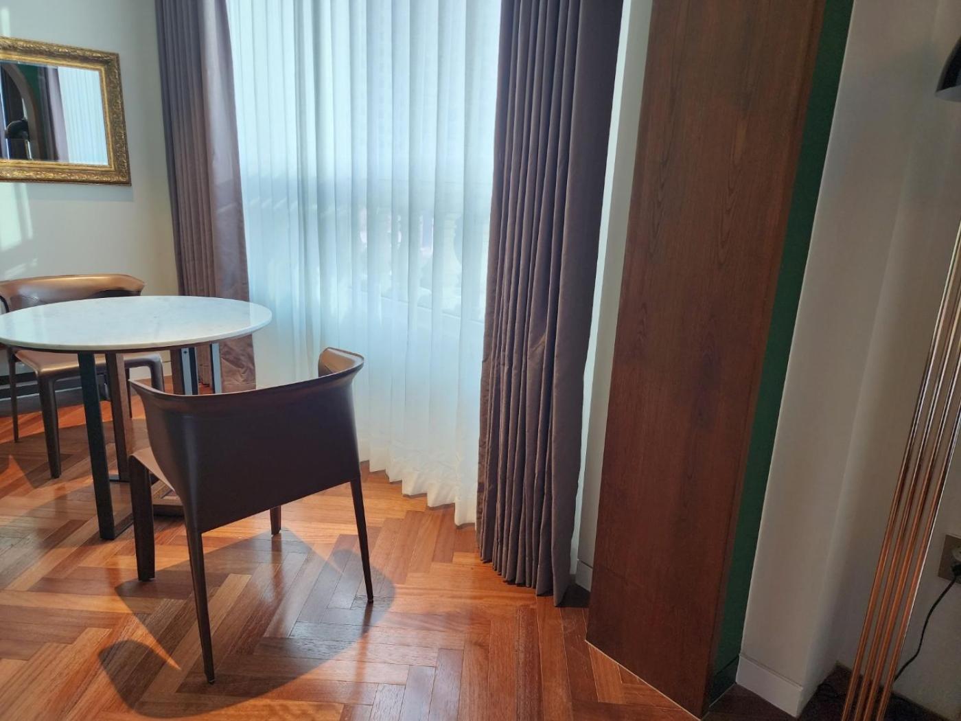 Queen Suite - Photo 8