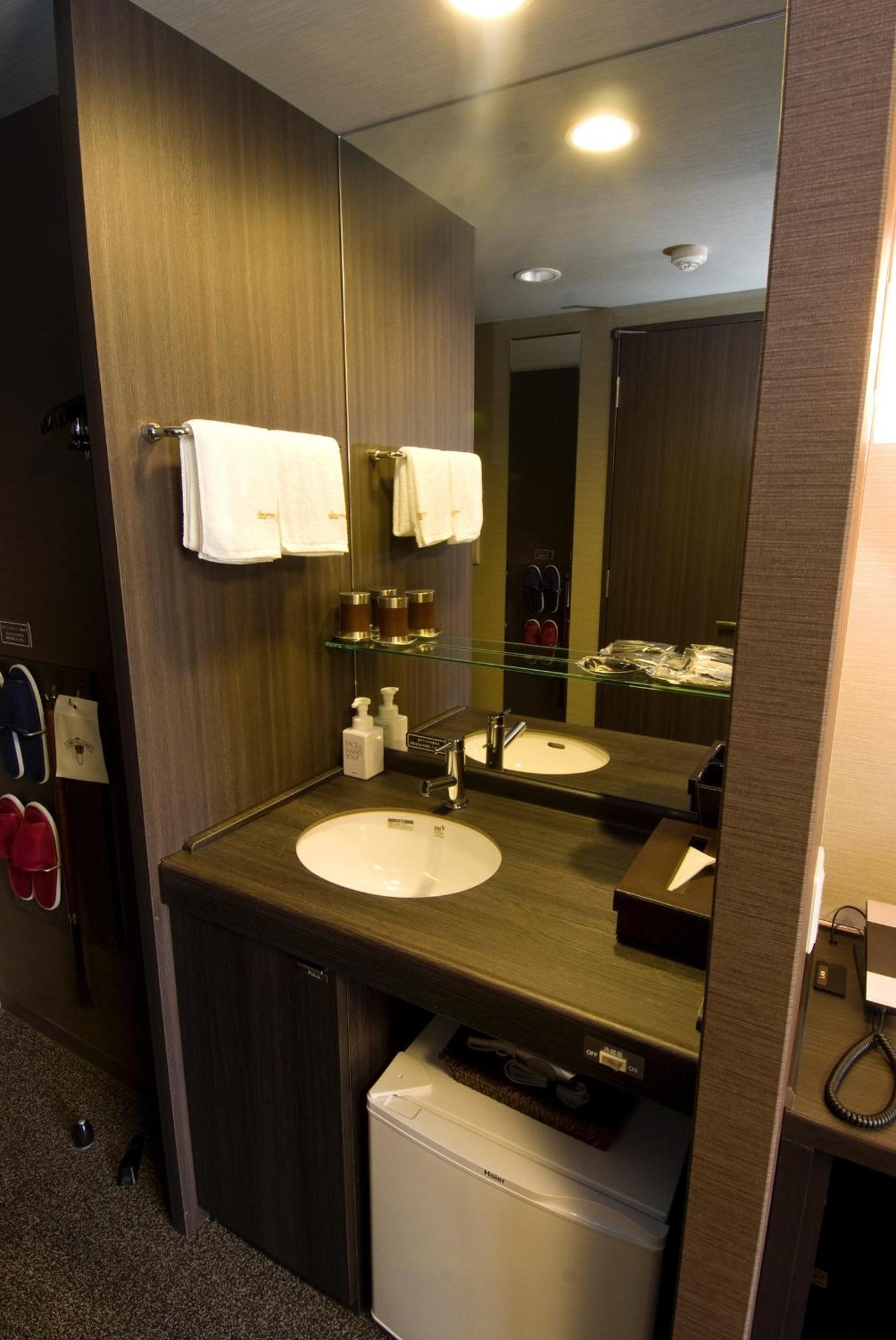 Twin Room - Non-Smoking - Photo 12
