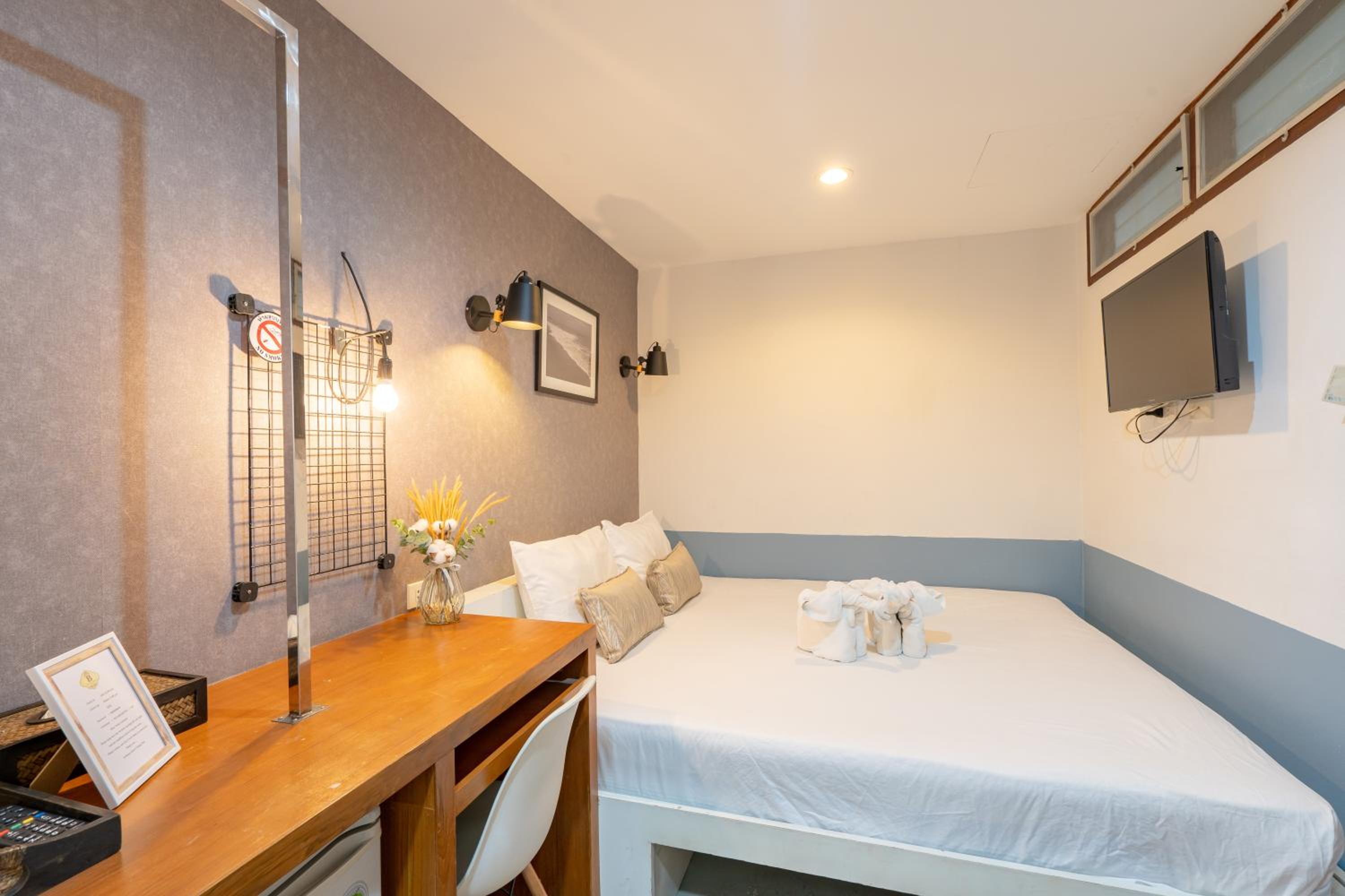 Standard Queen Room (No Window)
