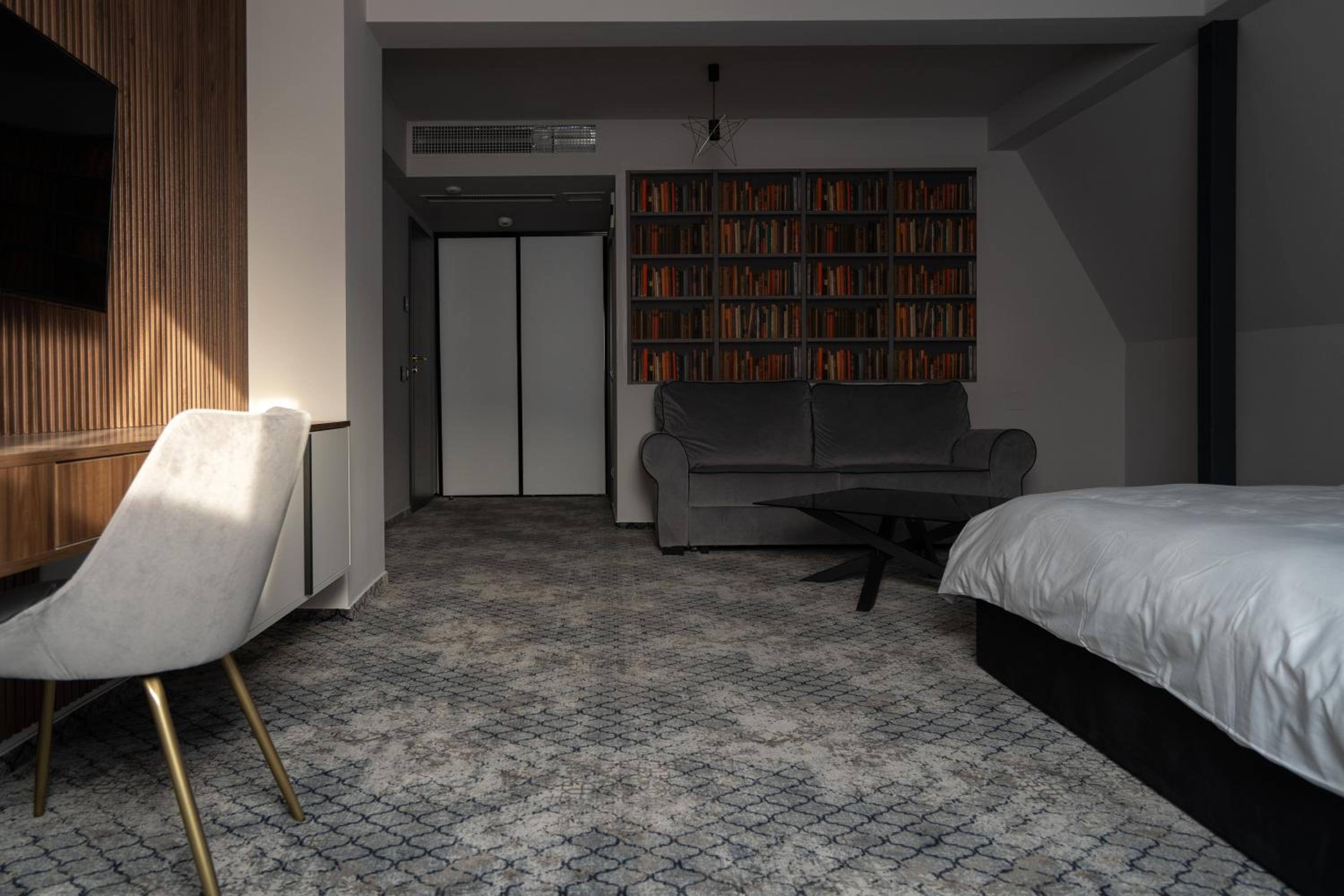 Standard Suite - Photo 9