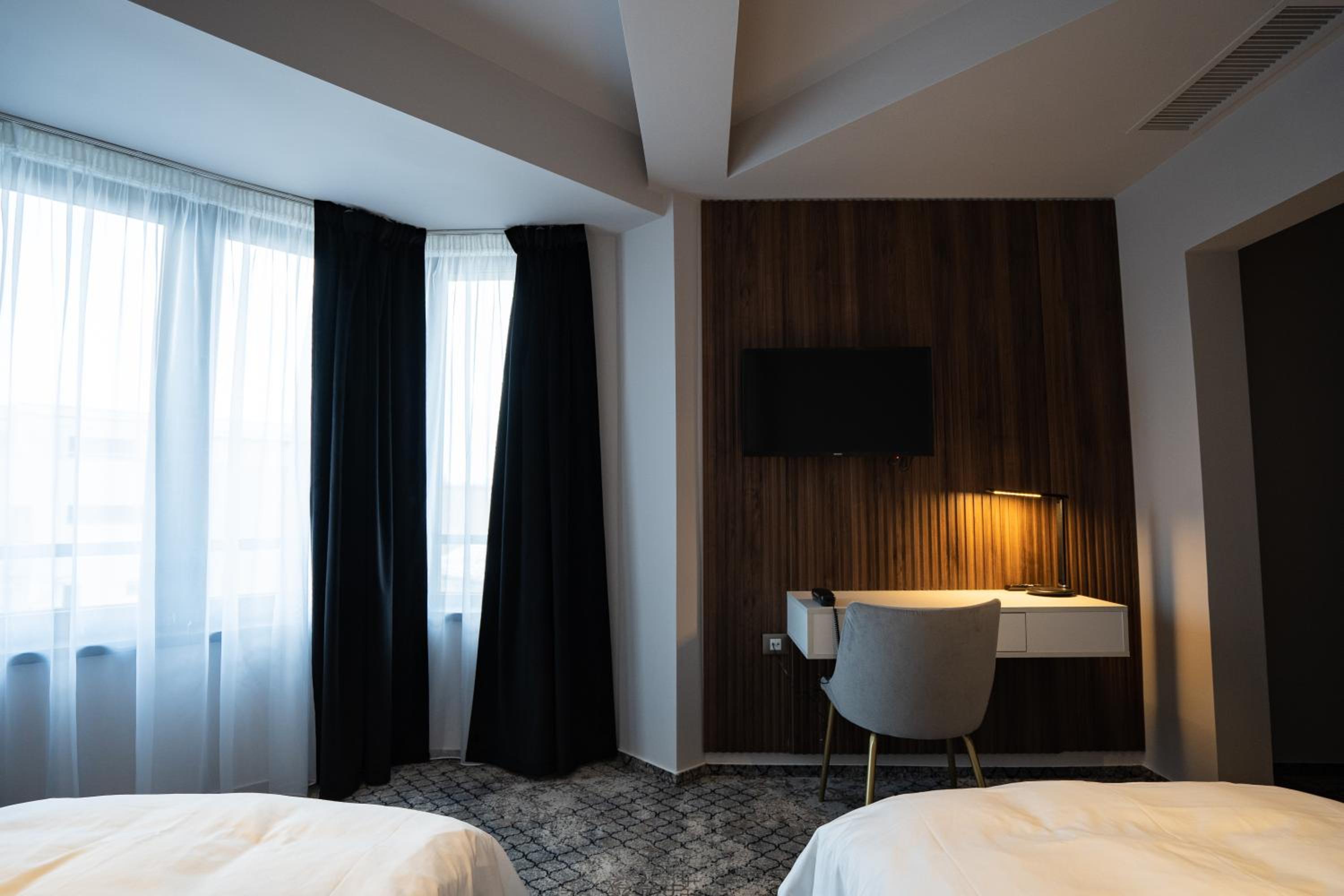 Twin Room - Photo 11