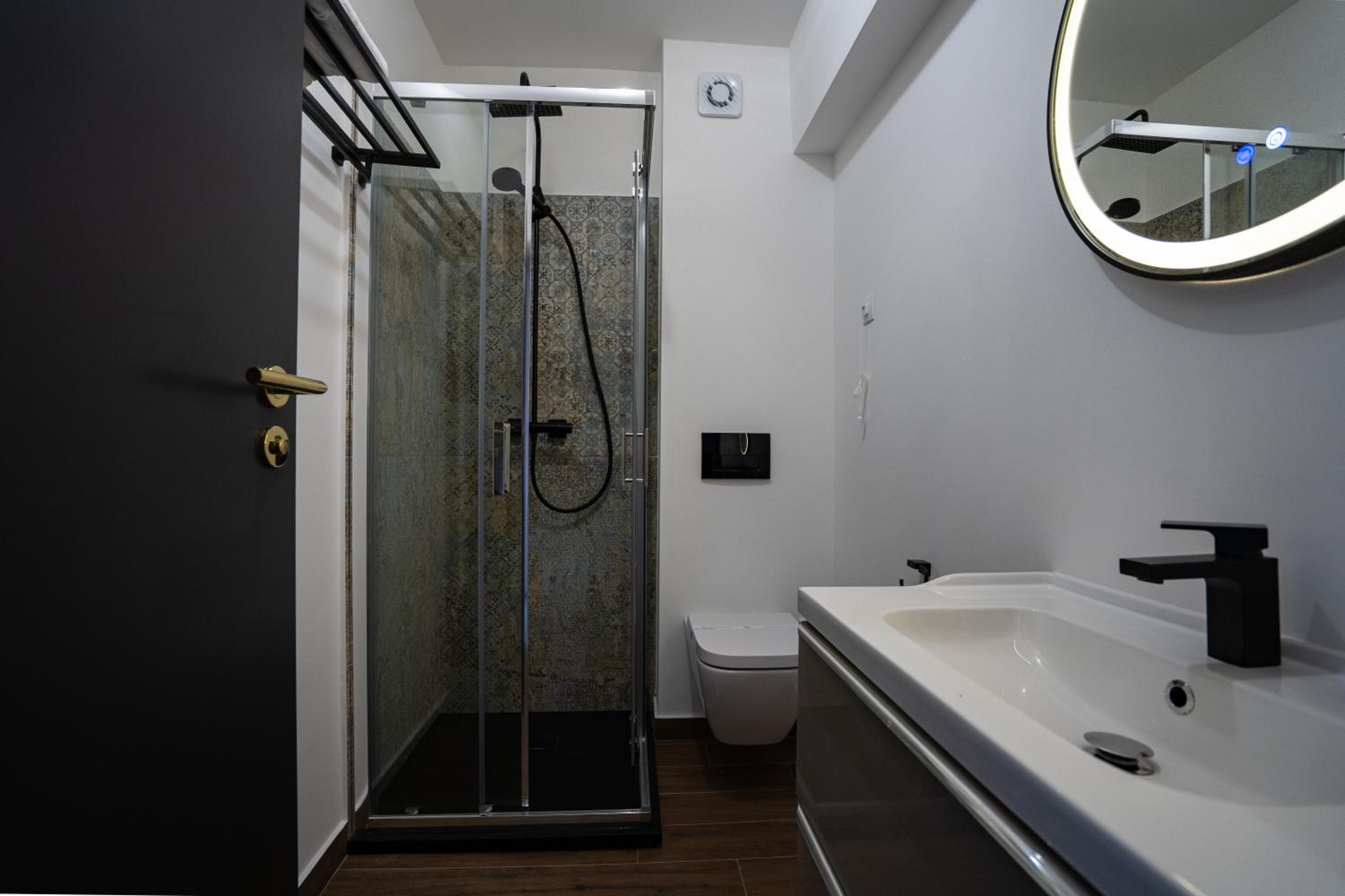 Twin Room - Photo 8