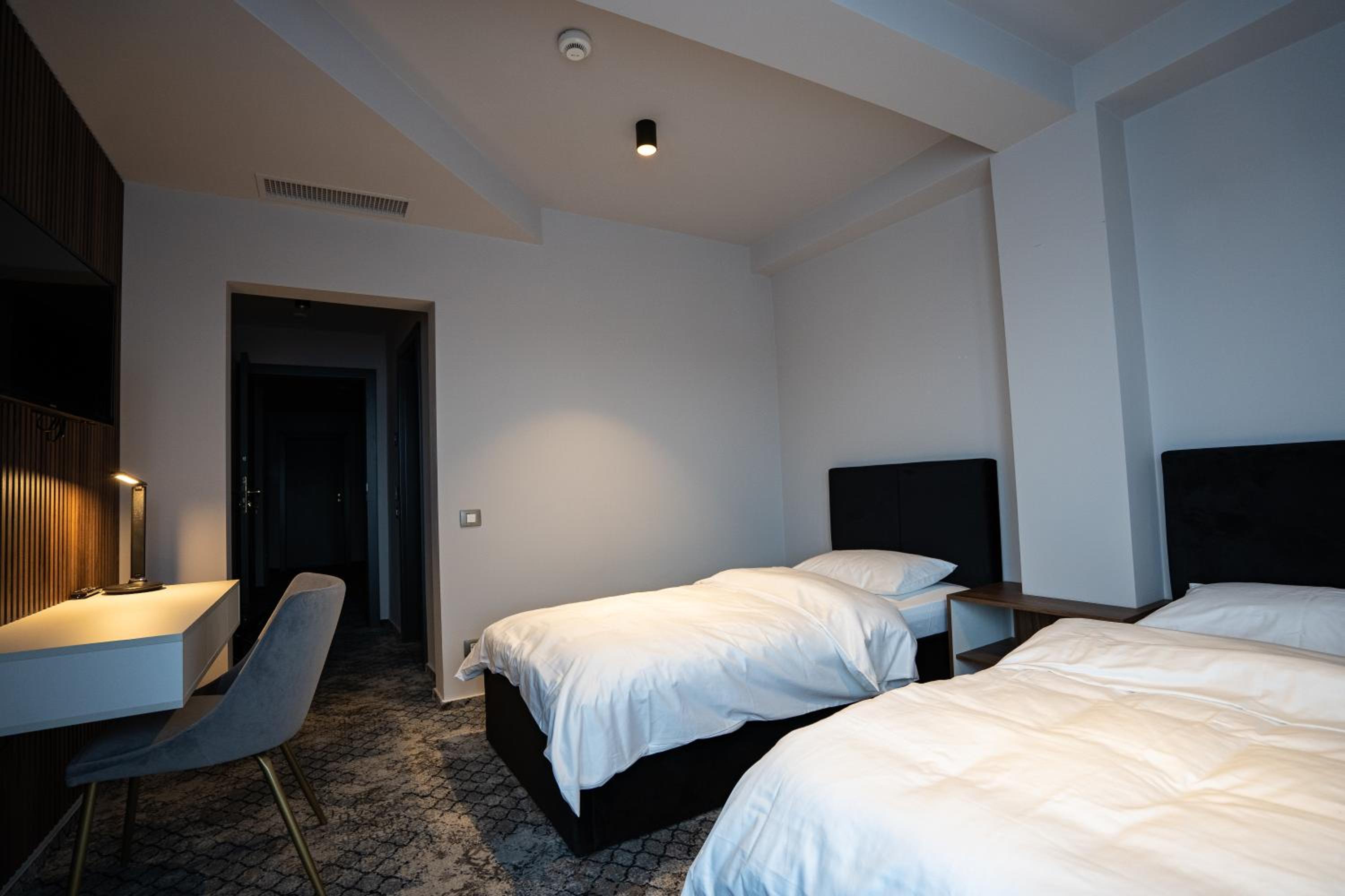 Twin Room - Photo 3