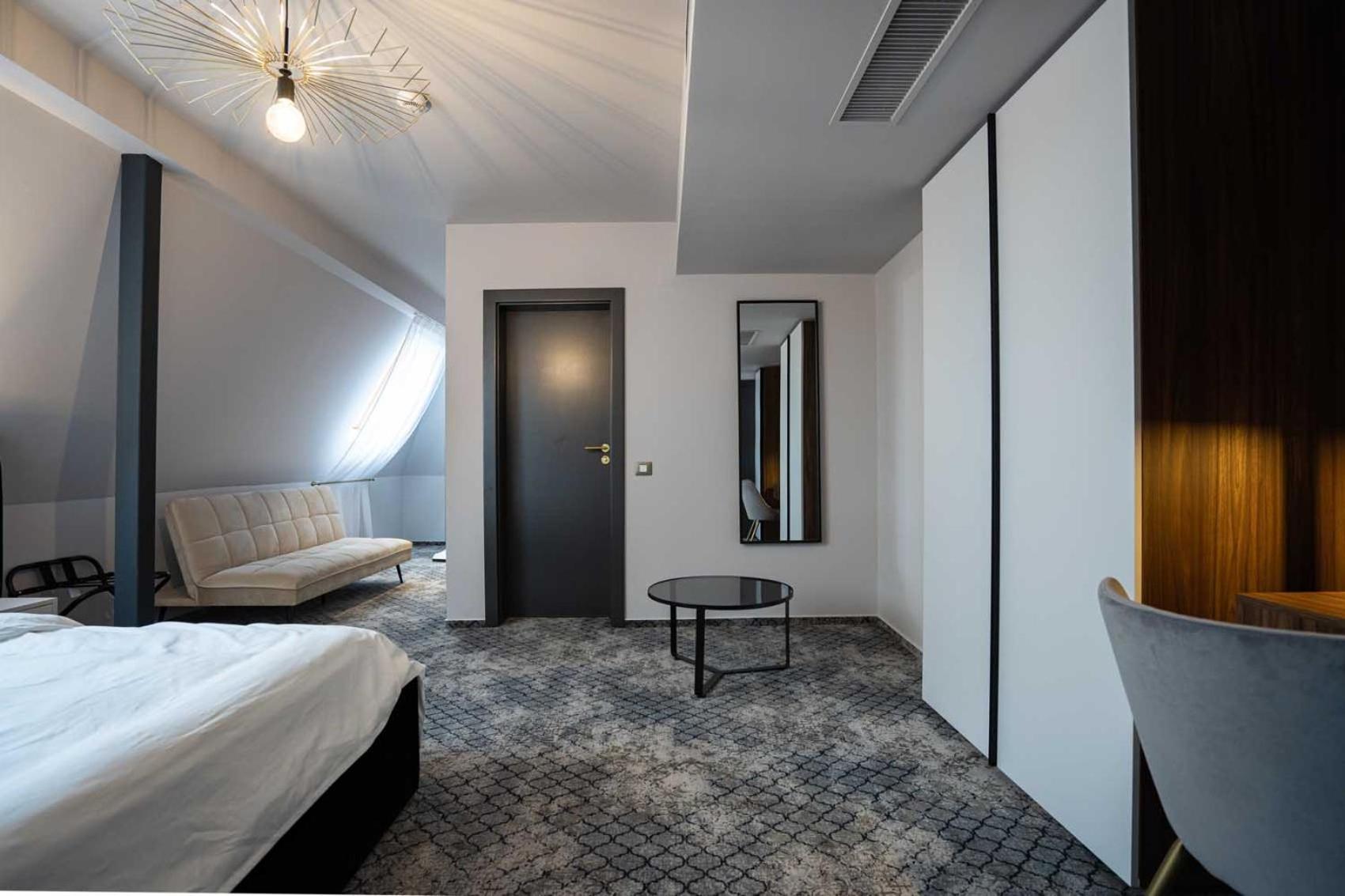 Standard Suite - Photo 16