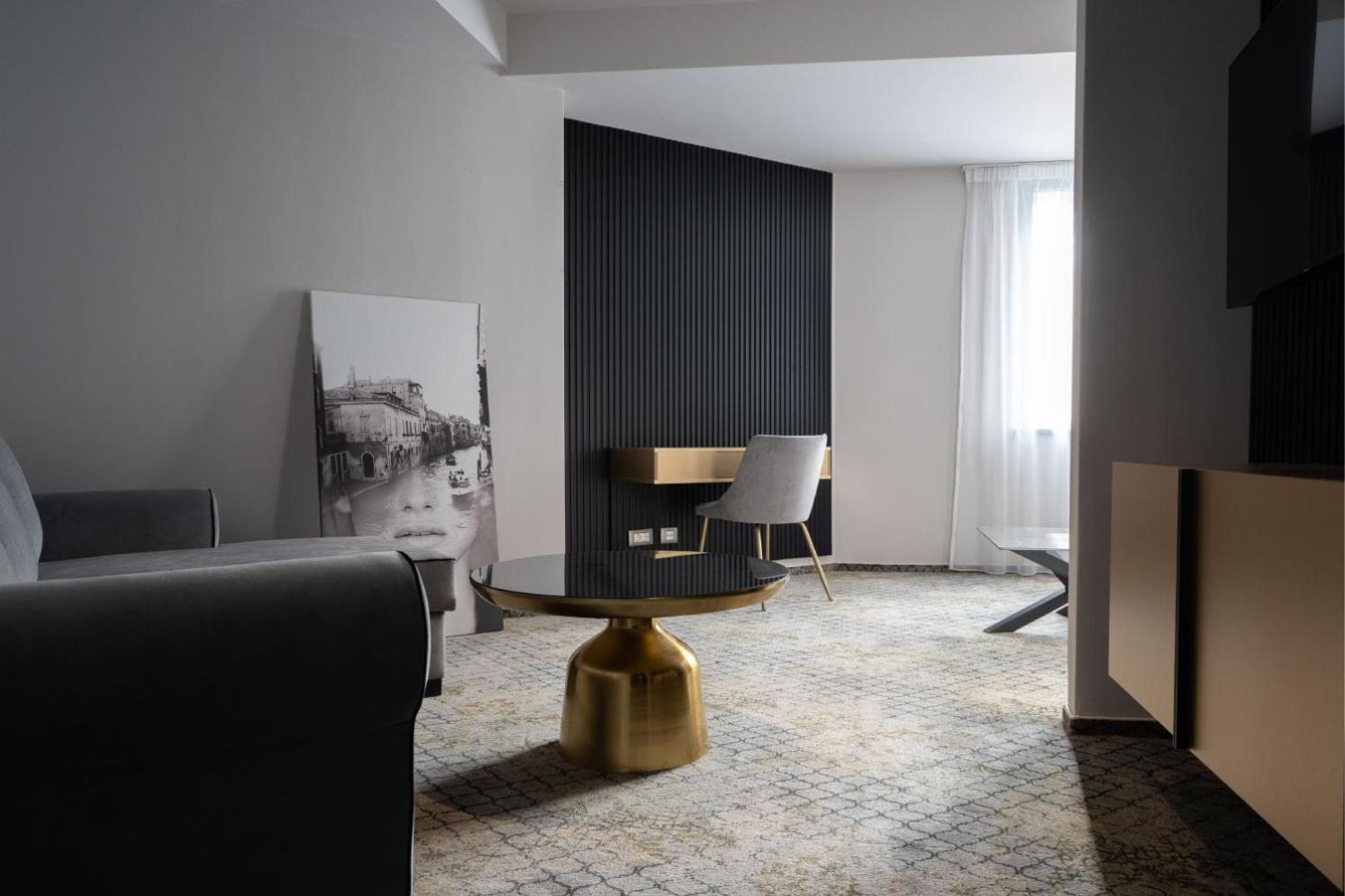 Standard Suite - Photo 15