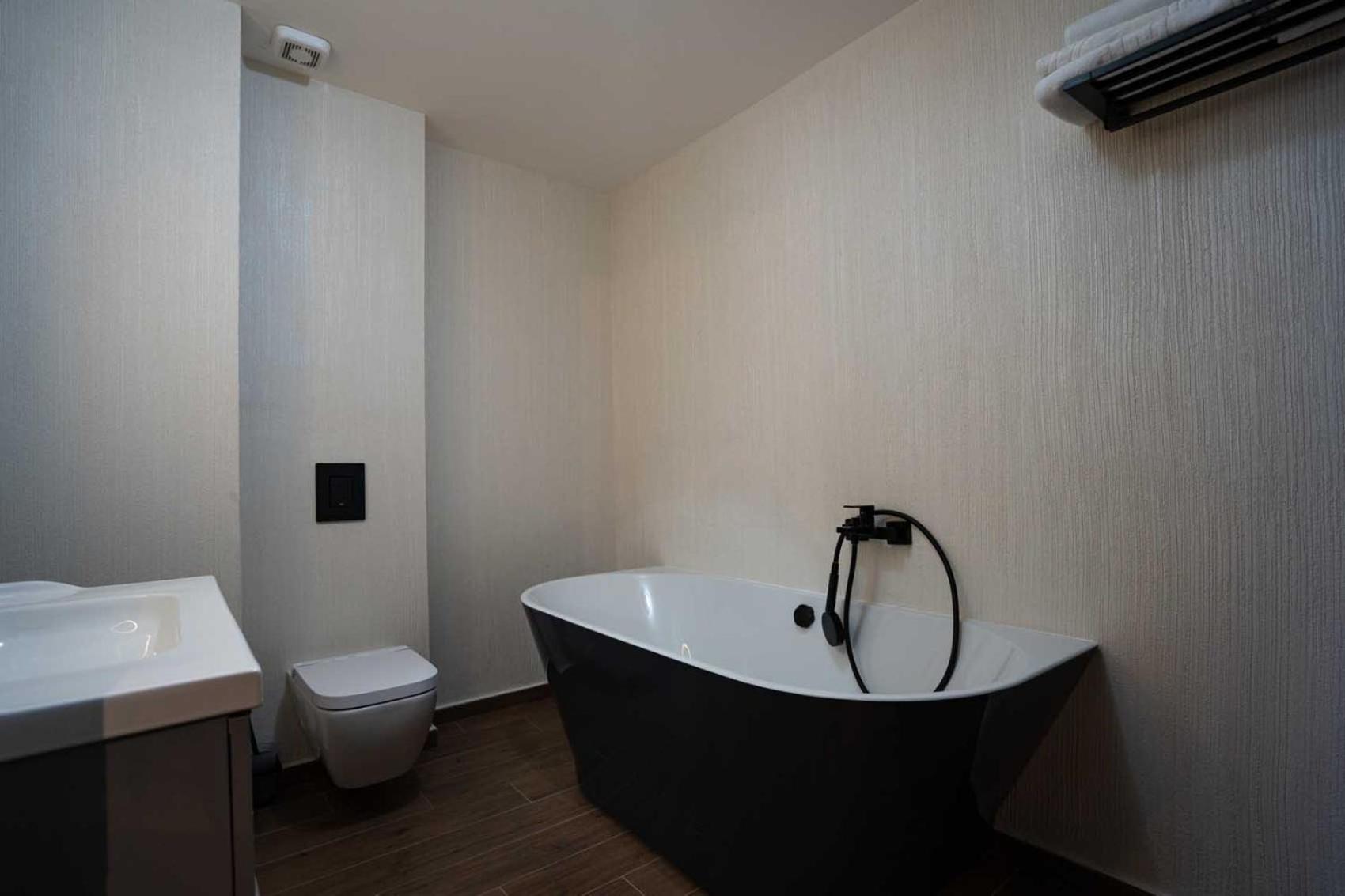 Standard Suite - Photo 11