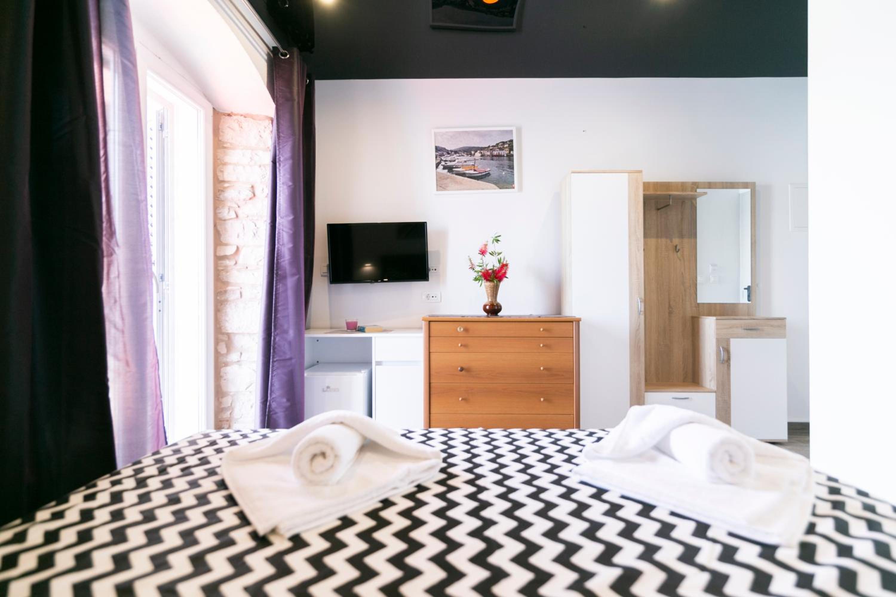 Deluxe Double Room with Balcony and Sea View - Photo 23