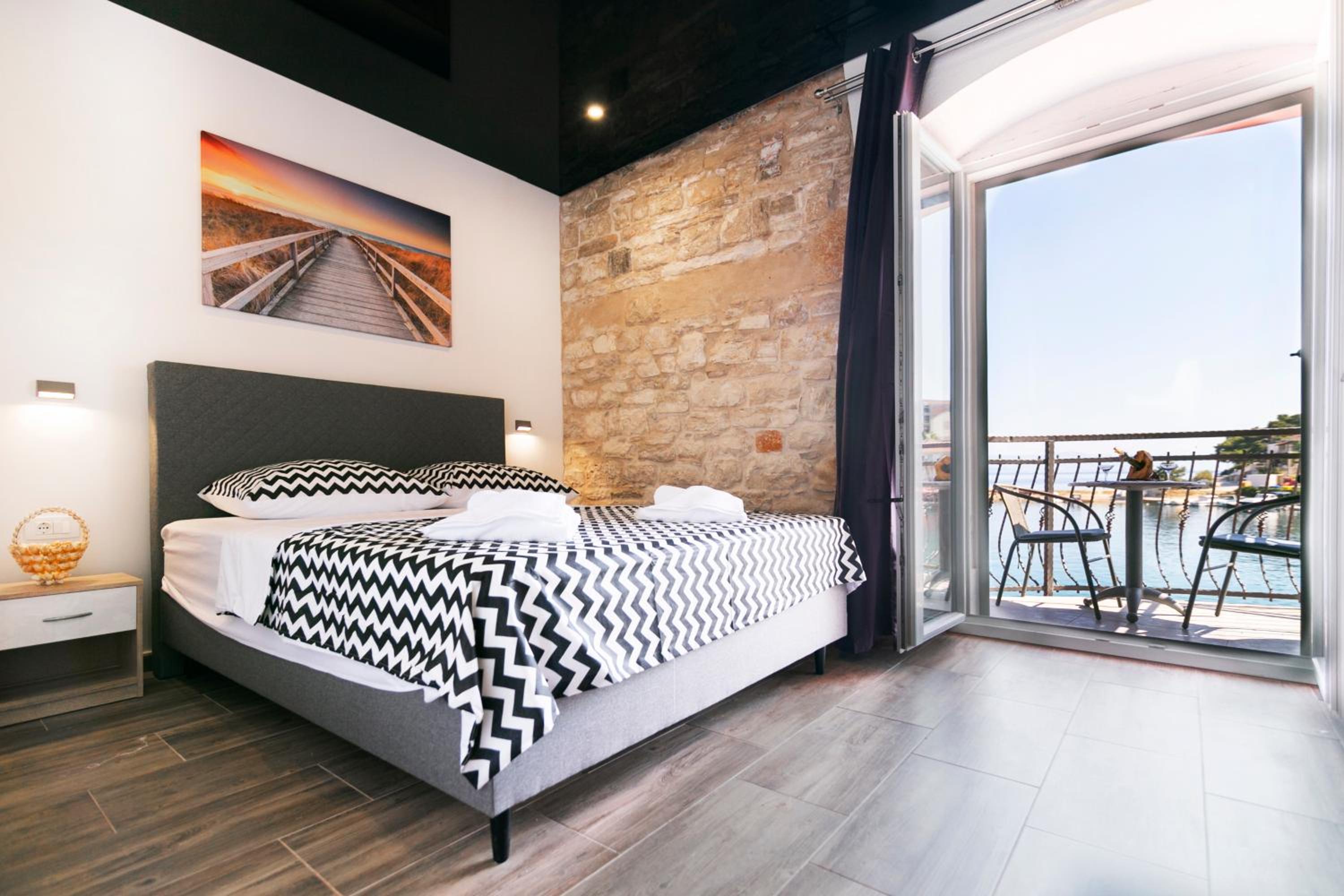 Deluxe Double Room with Balcony and Sea View - Photo 16