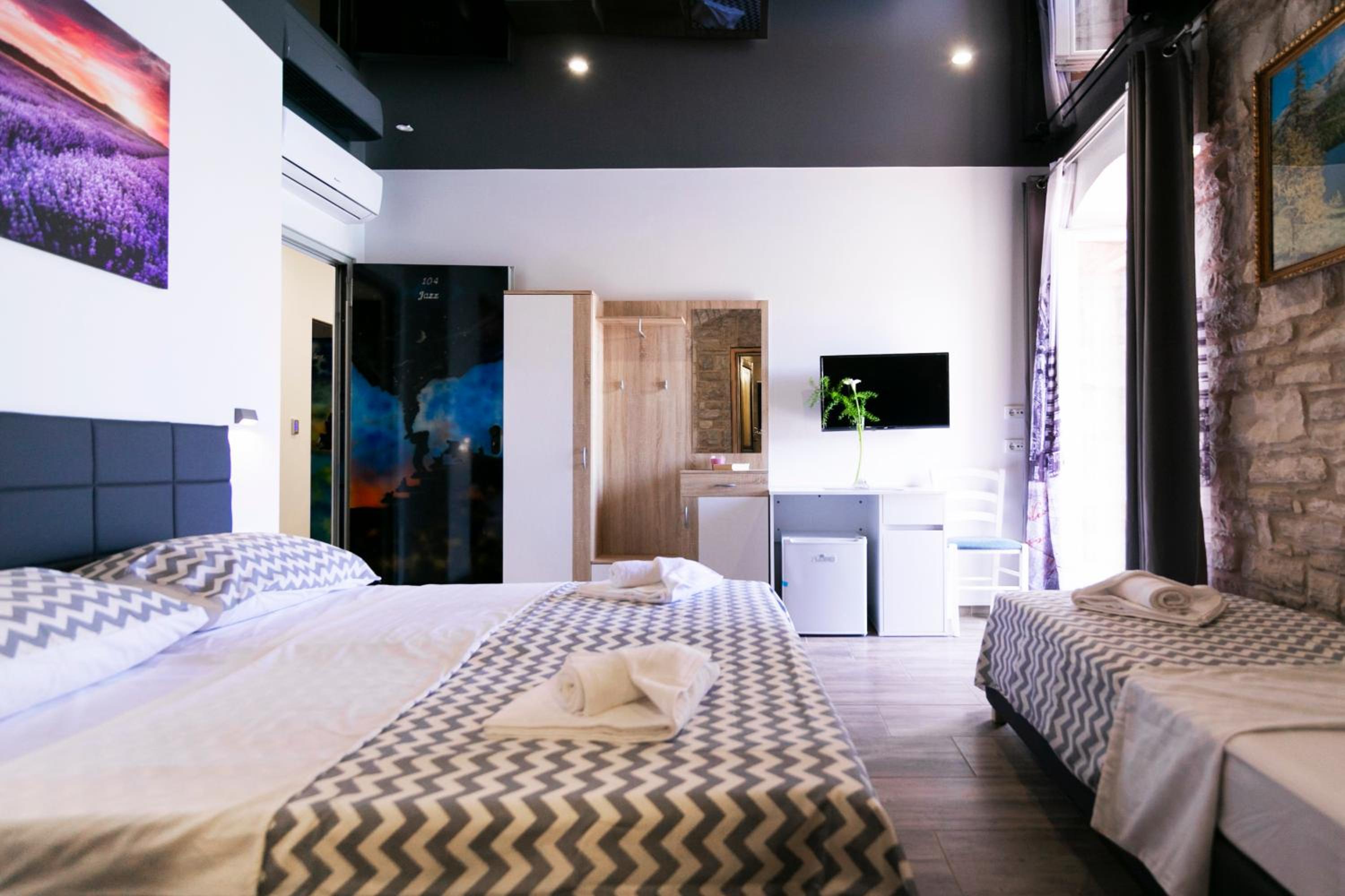 Deluxe Triple Room with Sea View - Photo 13