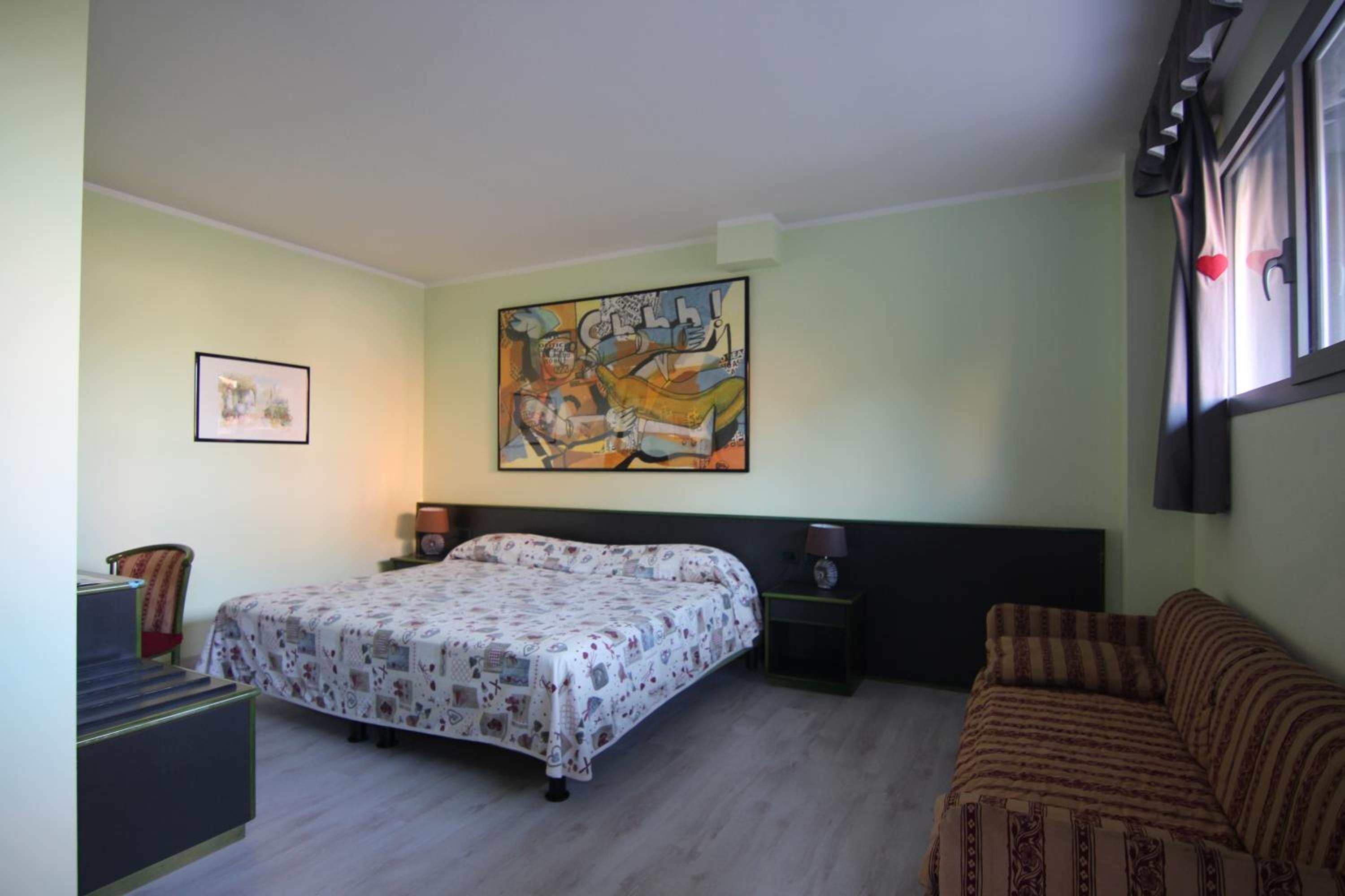 Standard King Room photo 2
