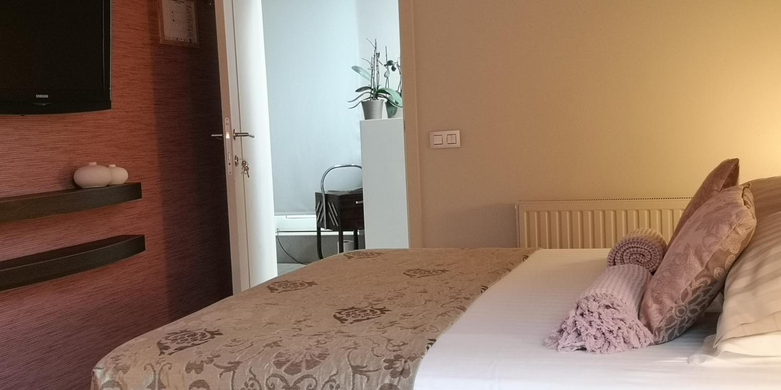 Standard King Room photo 3