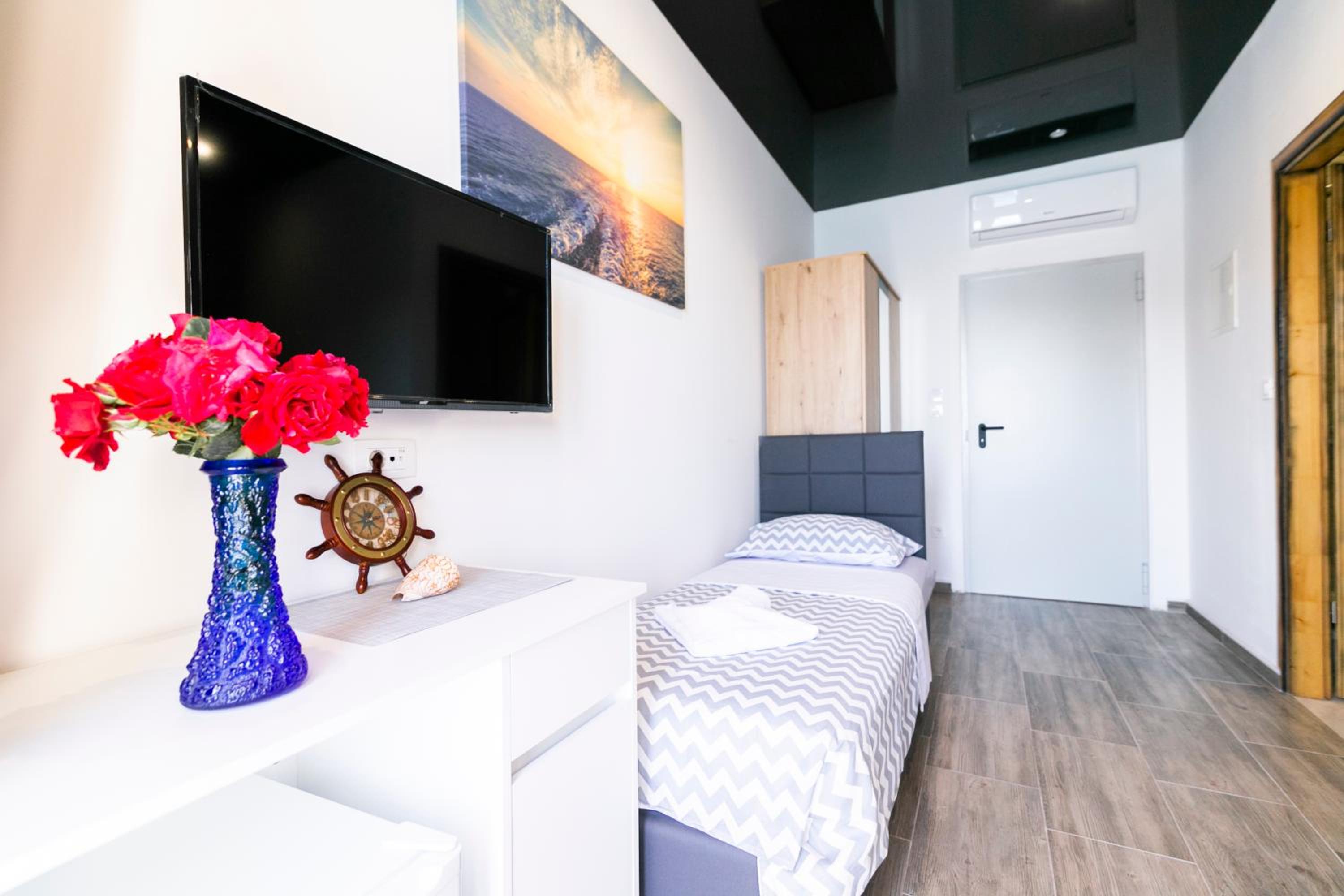 Deluxe Triple Room with Sea View - Photo 19