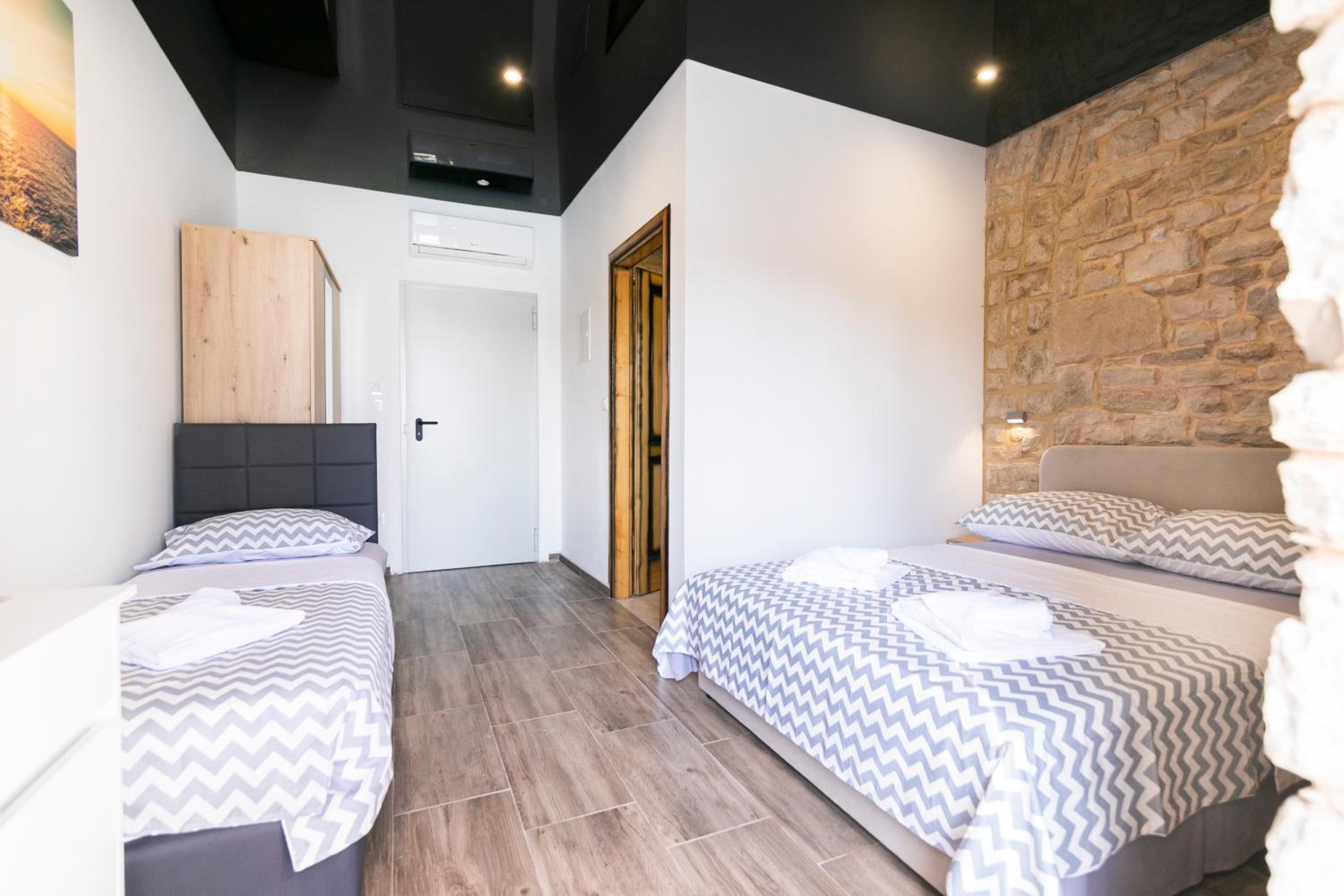 Deluxe Triple Room with Sea View - Photo 15