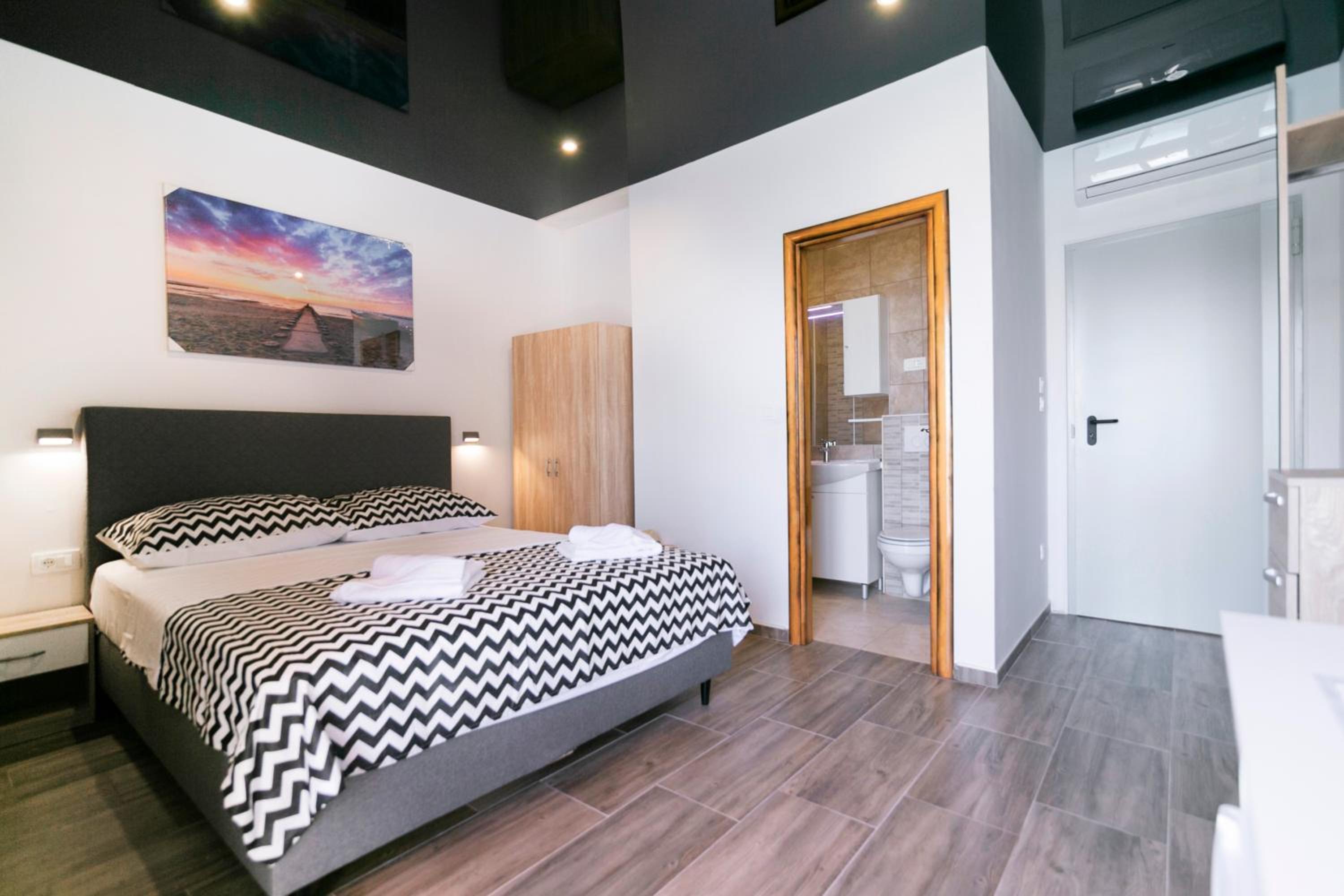 Deluxe Double Room with Balcony and Sea View - Photo 21
