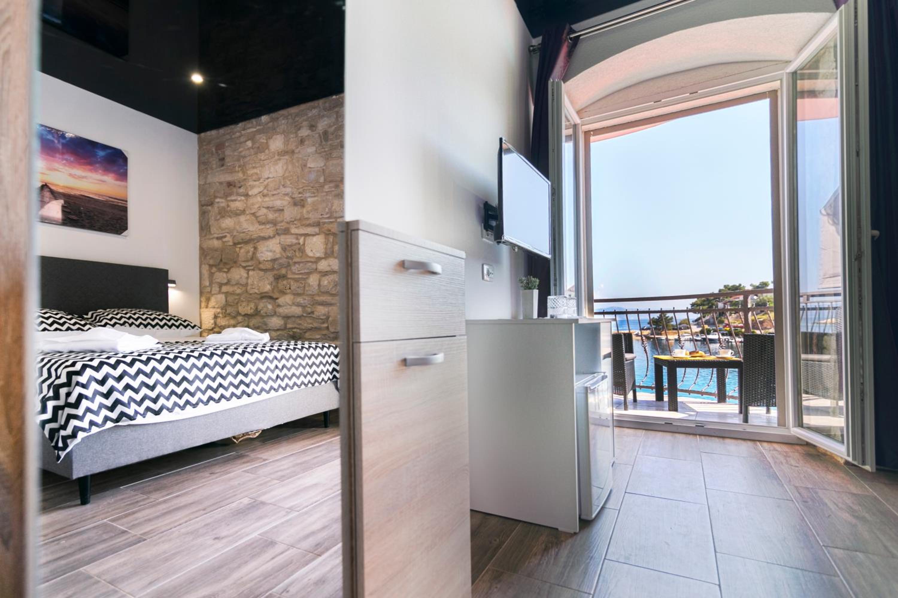 Deluxe Triple Room with Sea View - Photo 4