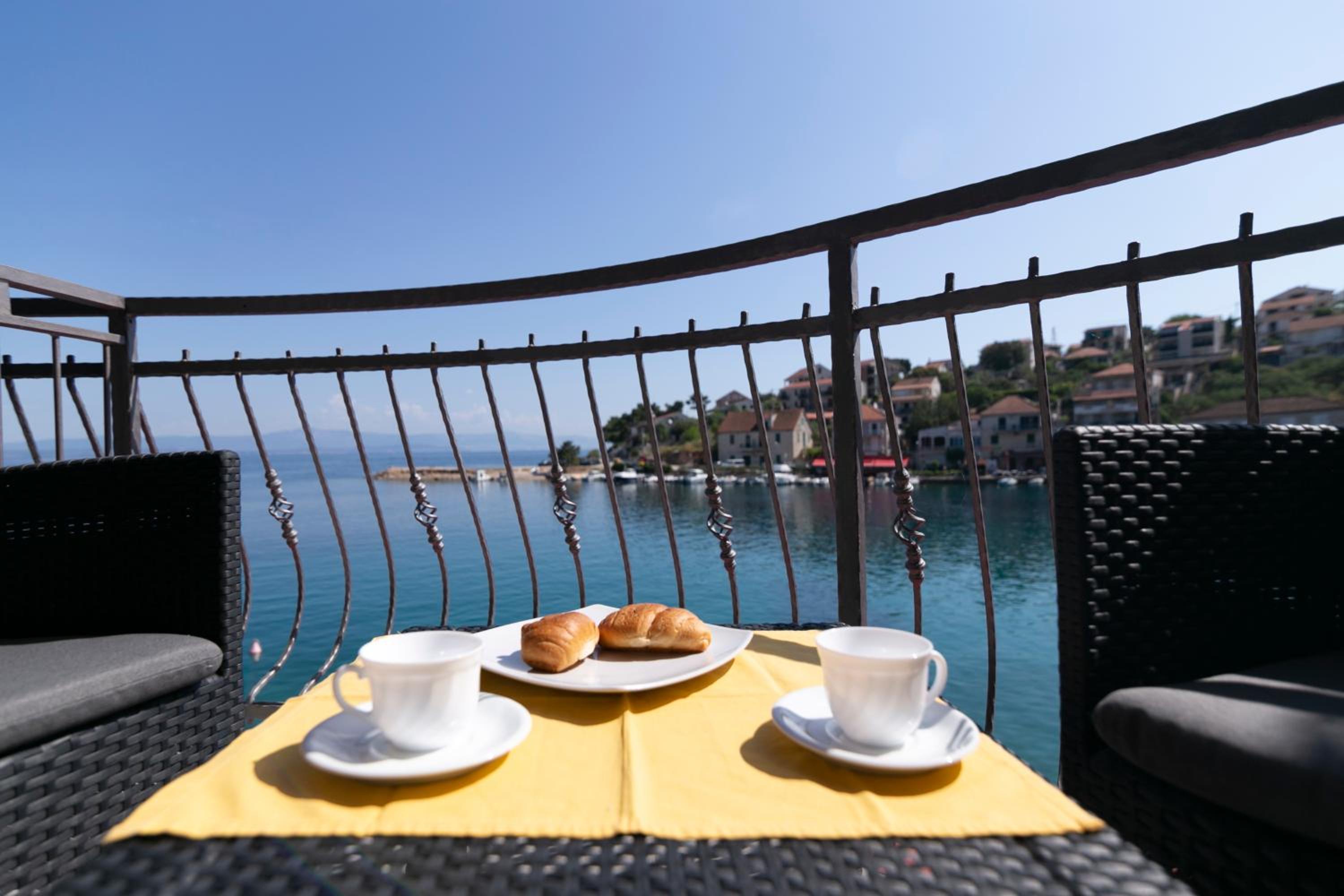 Deluxe Triple Room with Sea View - Photo 18