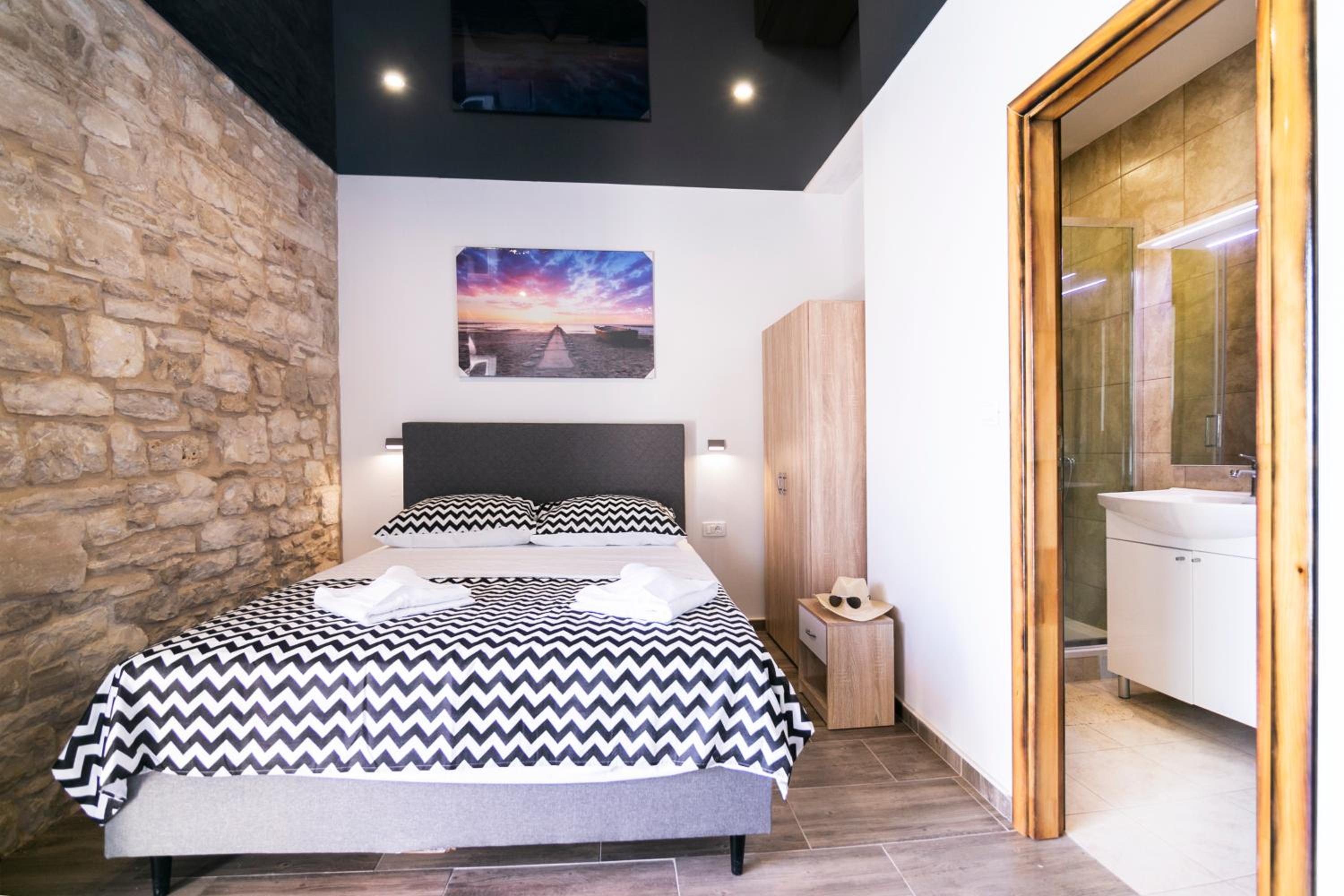 Deluxe Double Room with Balcony and Sea View - Photo 20