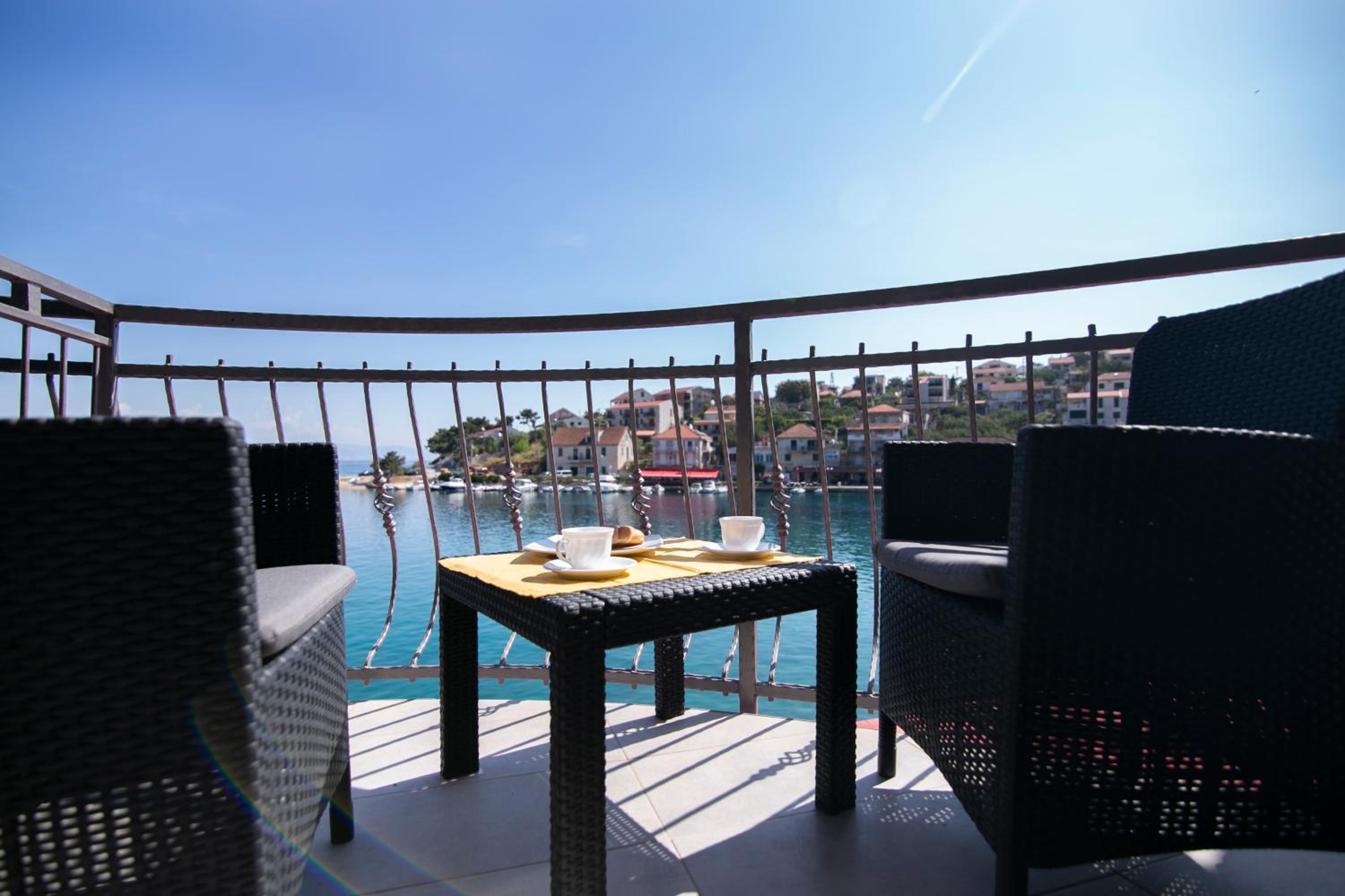 Deluxe Triple Room with Sea View - Photo 10