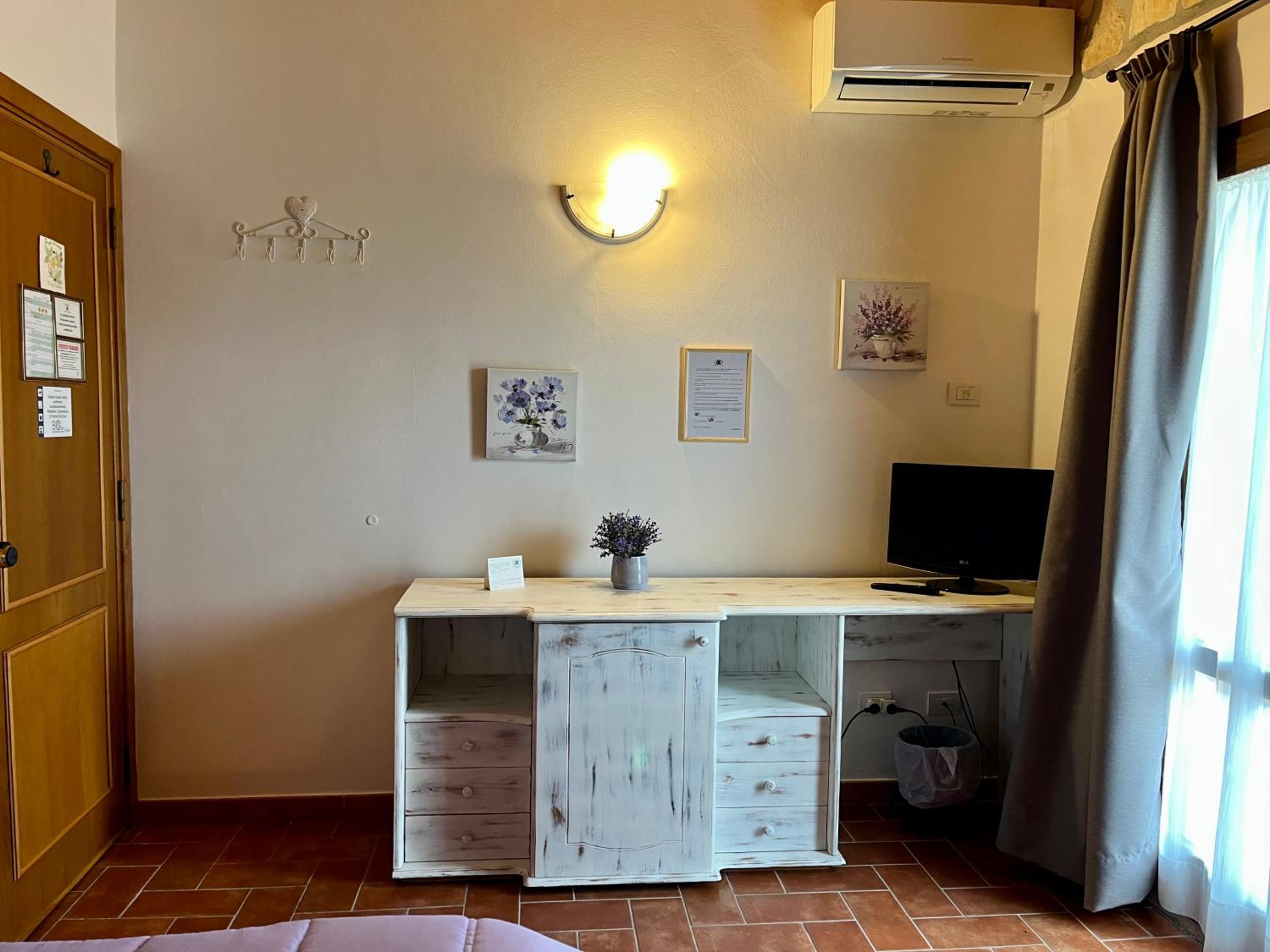 Standard Double or Twin Room photo 3