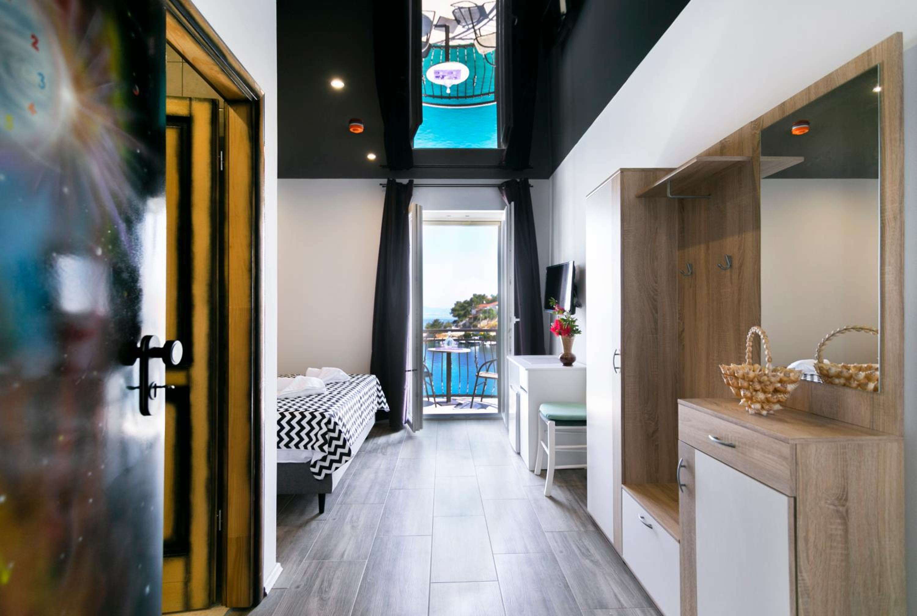 Deluxe Double Room with Balcony and Sea View - Photo 18