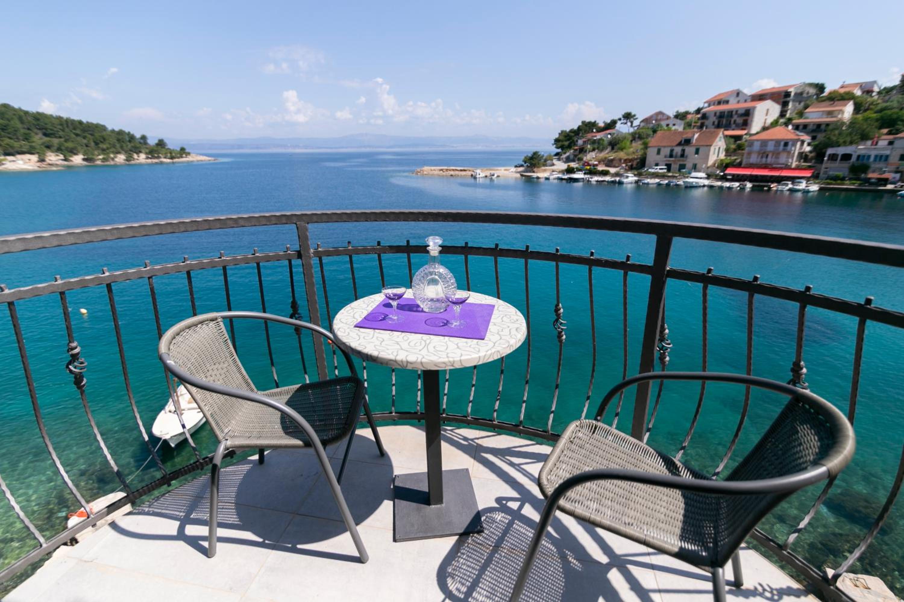 Deluxe Double Room with Balcony and Sea View - Photo 14