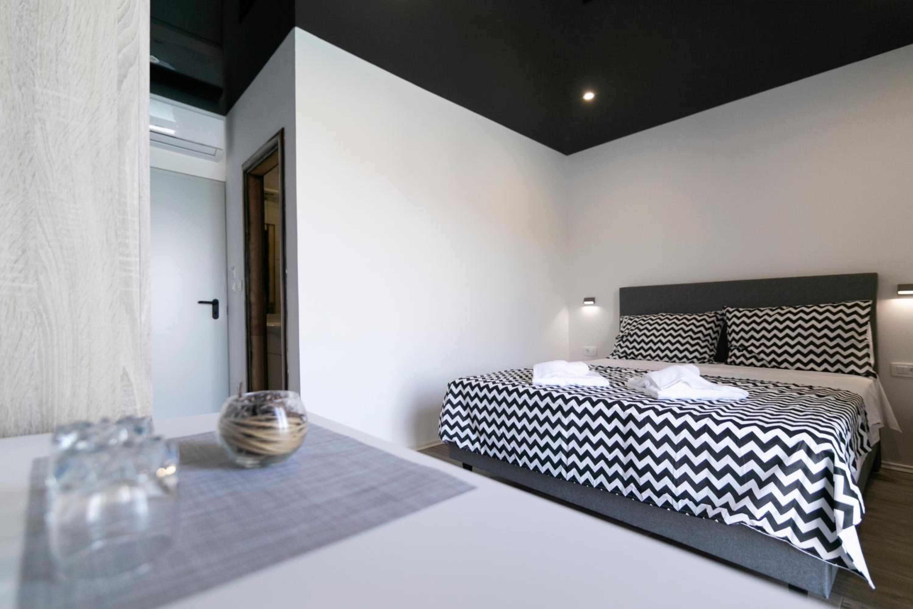 Deluxe Double Room with Balcony and Sea View - Photo 9