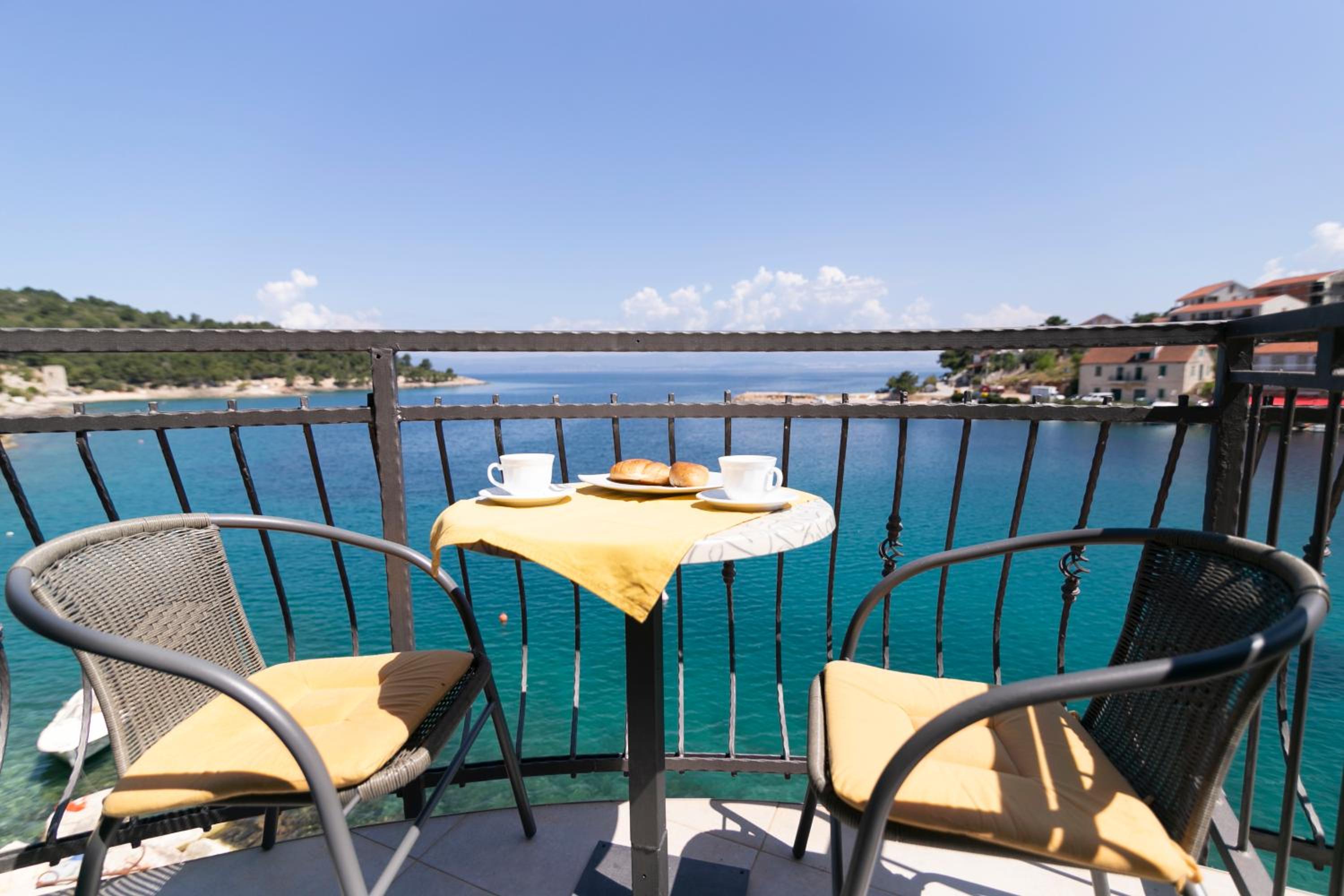 Deluxe Double Room with Balcony and Sea View - Photo 15