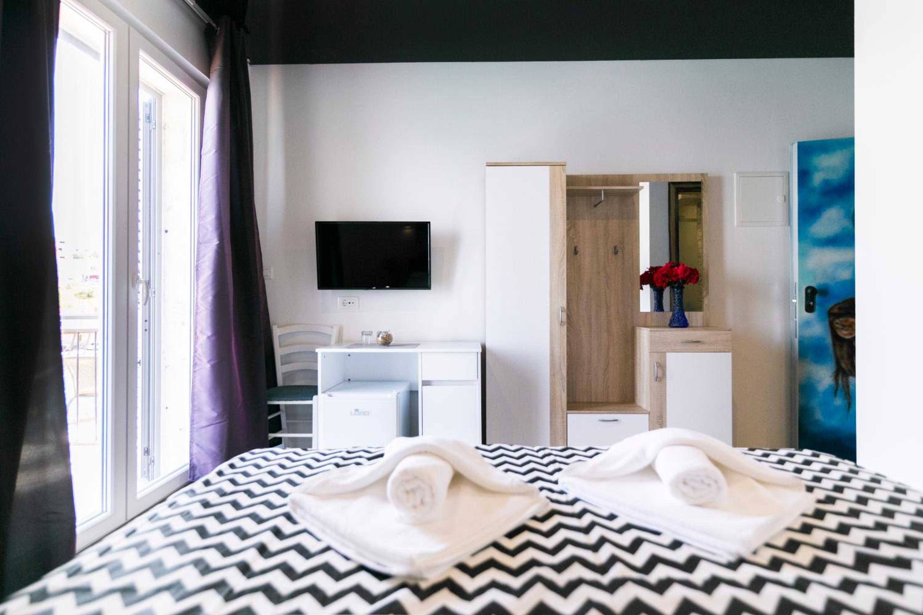 Deluxe Double Room with Balcony and Sea View - Photo 8