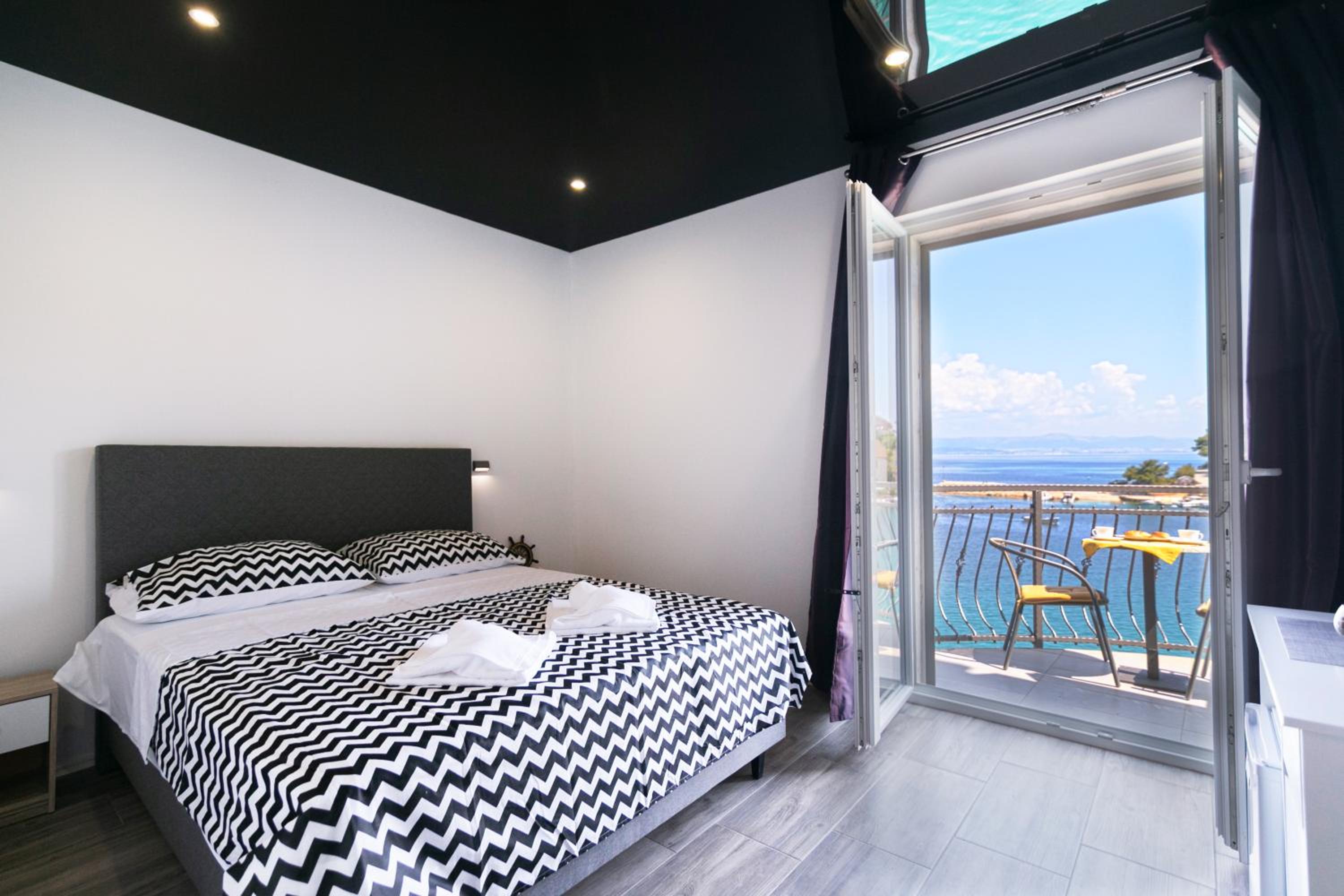 Deluxe Double Room with Balcony and Sea View - Photo 10