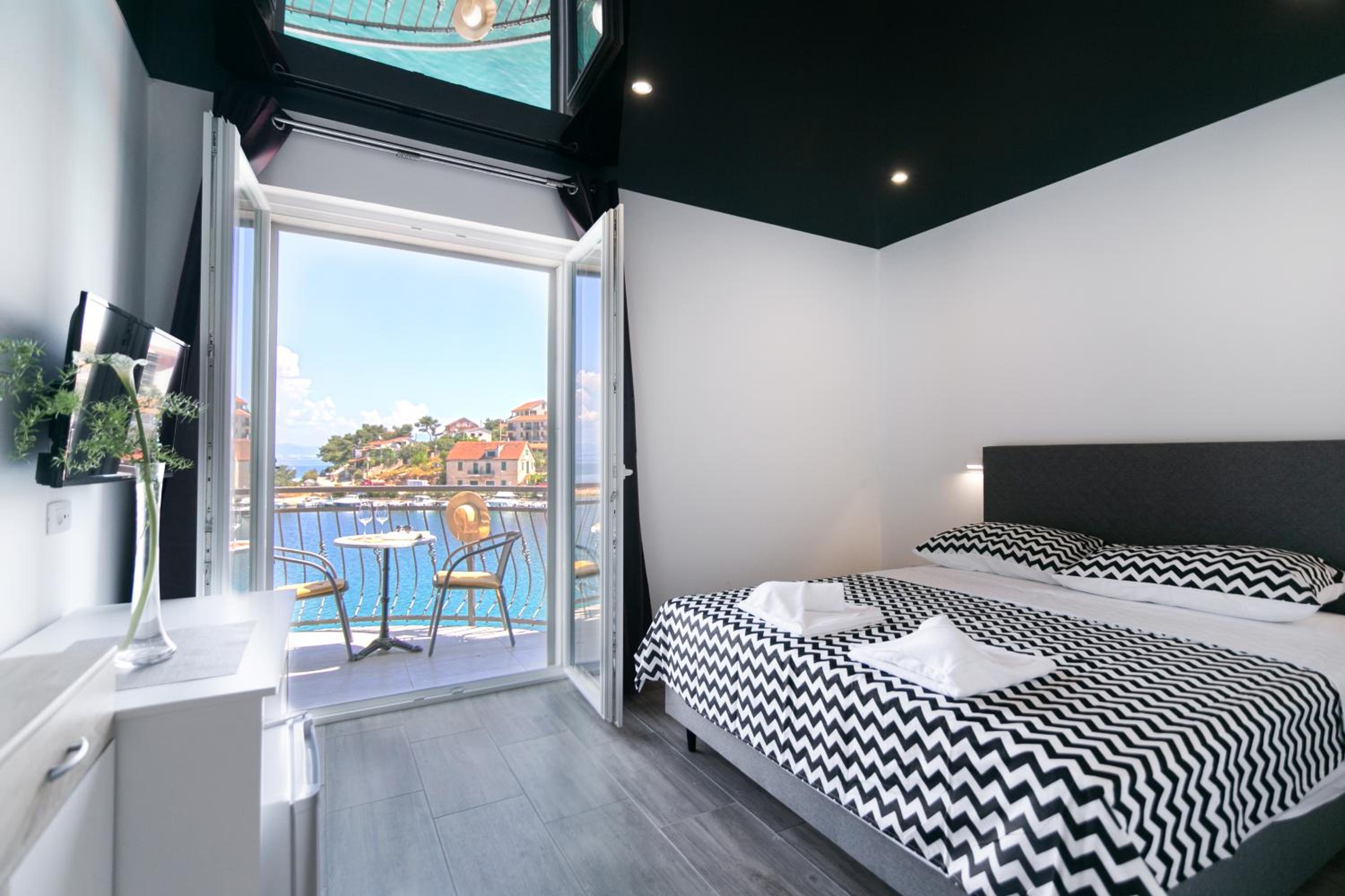 Deluxe Double Room with Balcony and Sea View - Photo 1