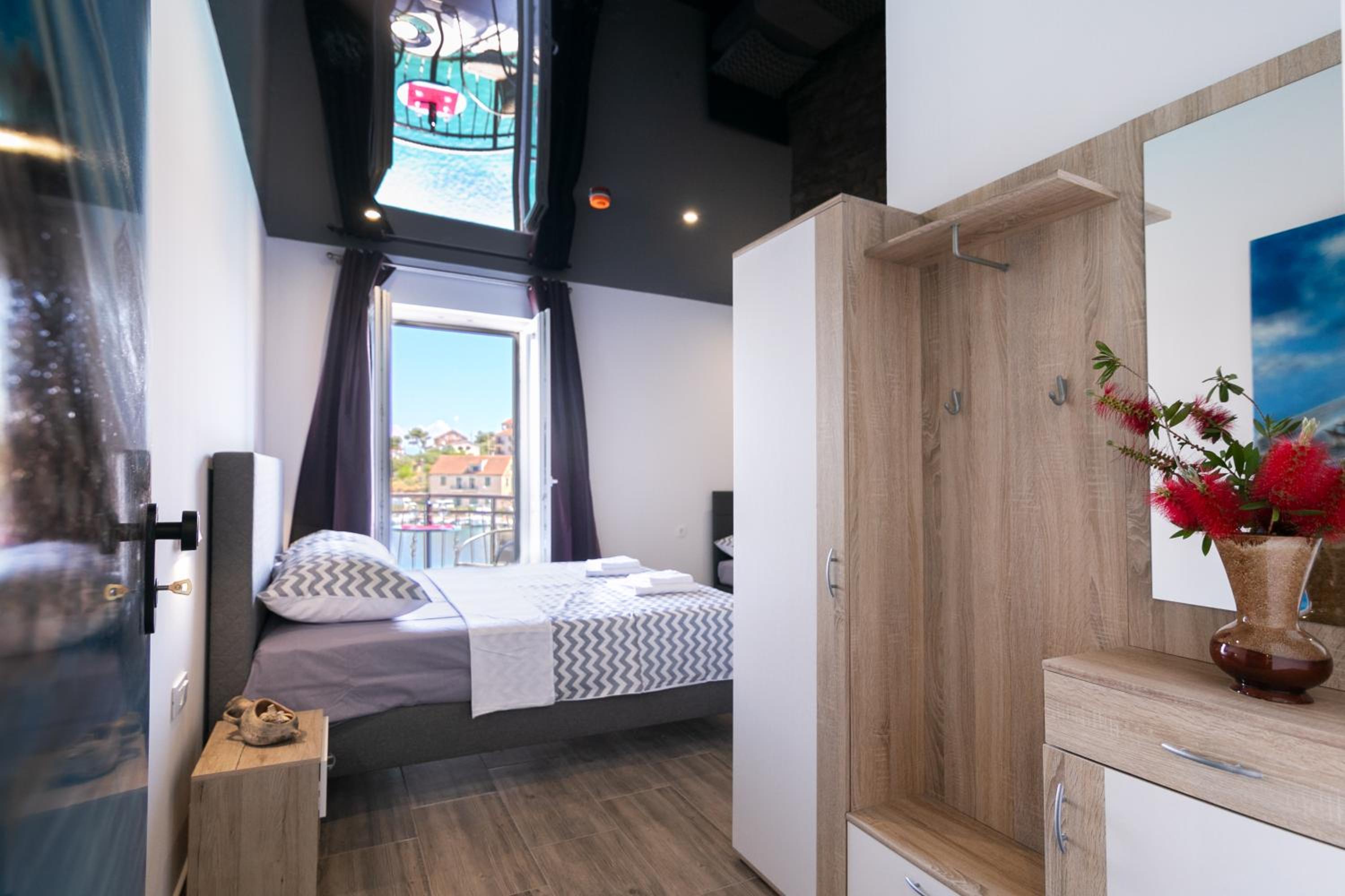 Deluxe Triple Room with Sea View - Photo 6