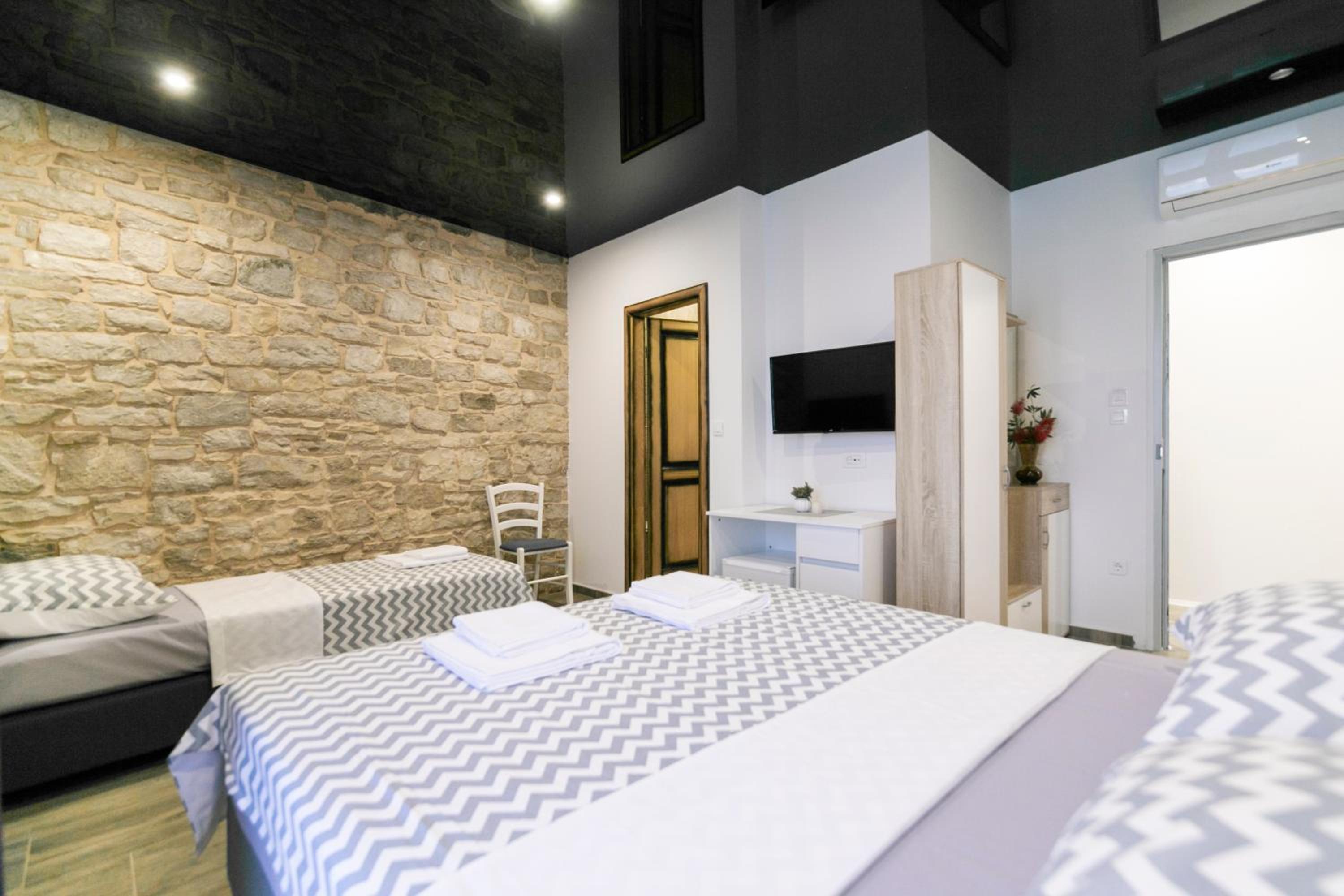 Deluxe Triple Room with Sea View - Photo 9