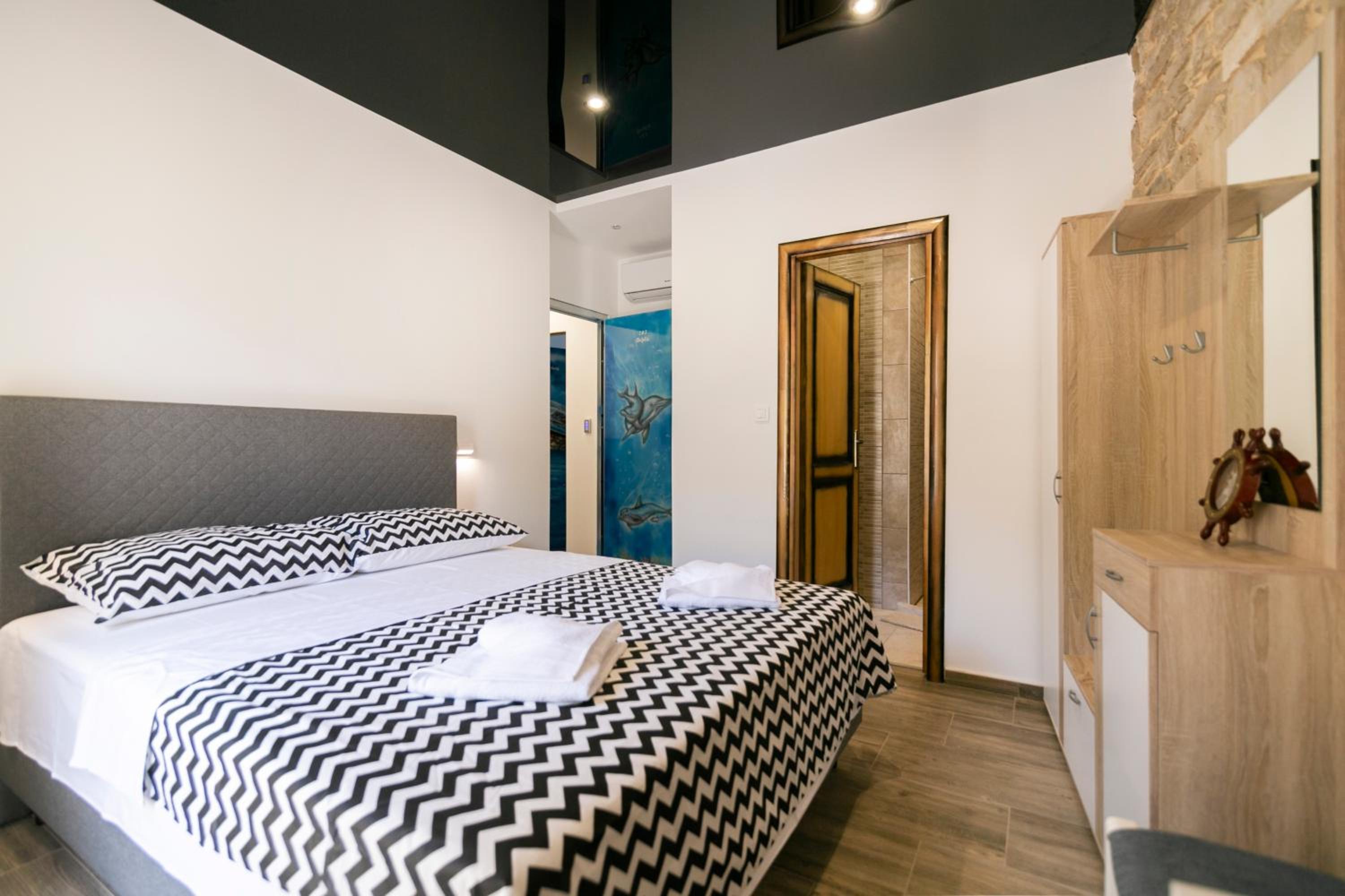 Deluxe Double Room with Balcony - Photo 11