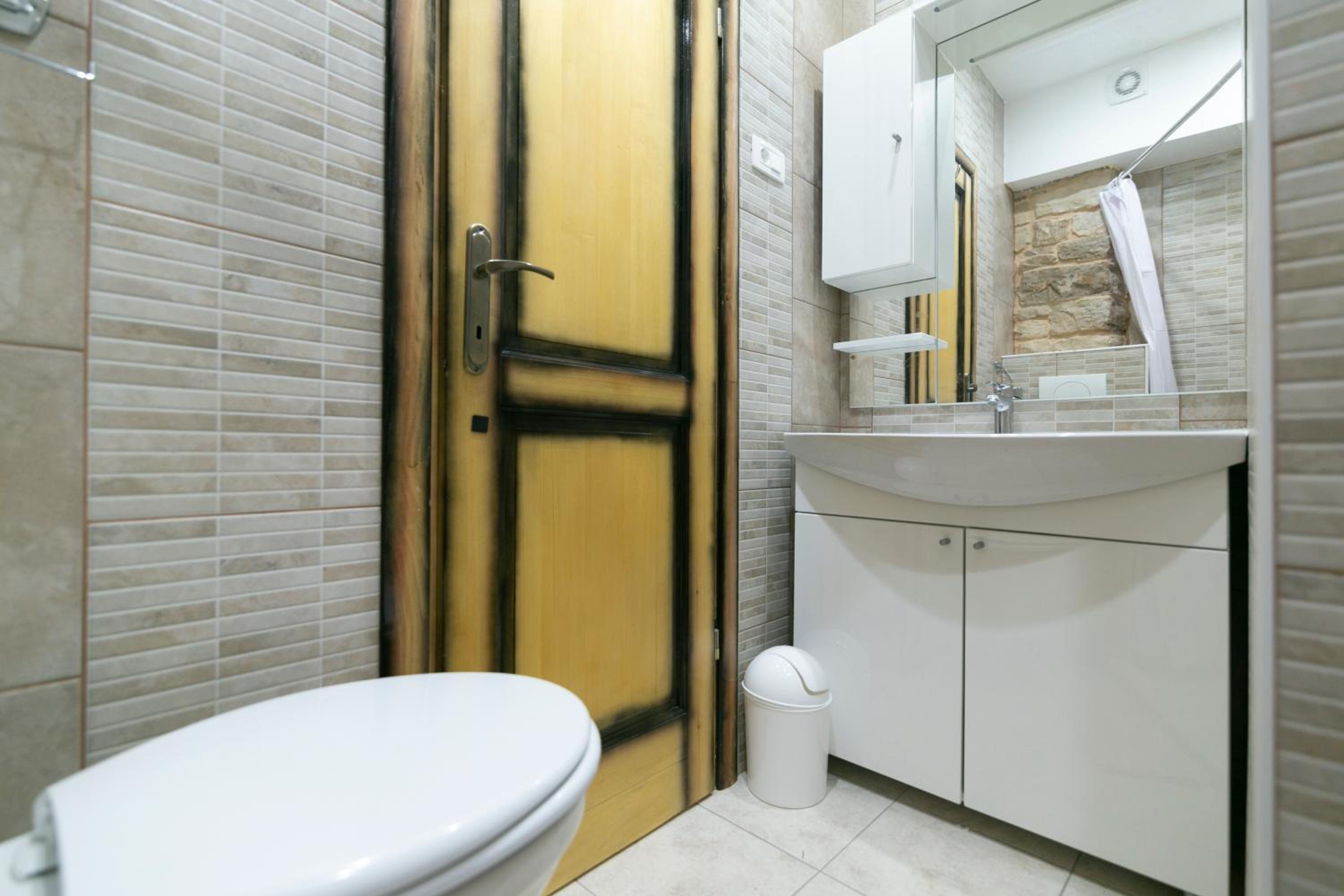 Deluxe Double Room with Balcony - Photo 3