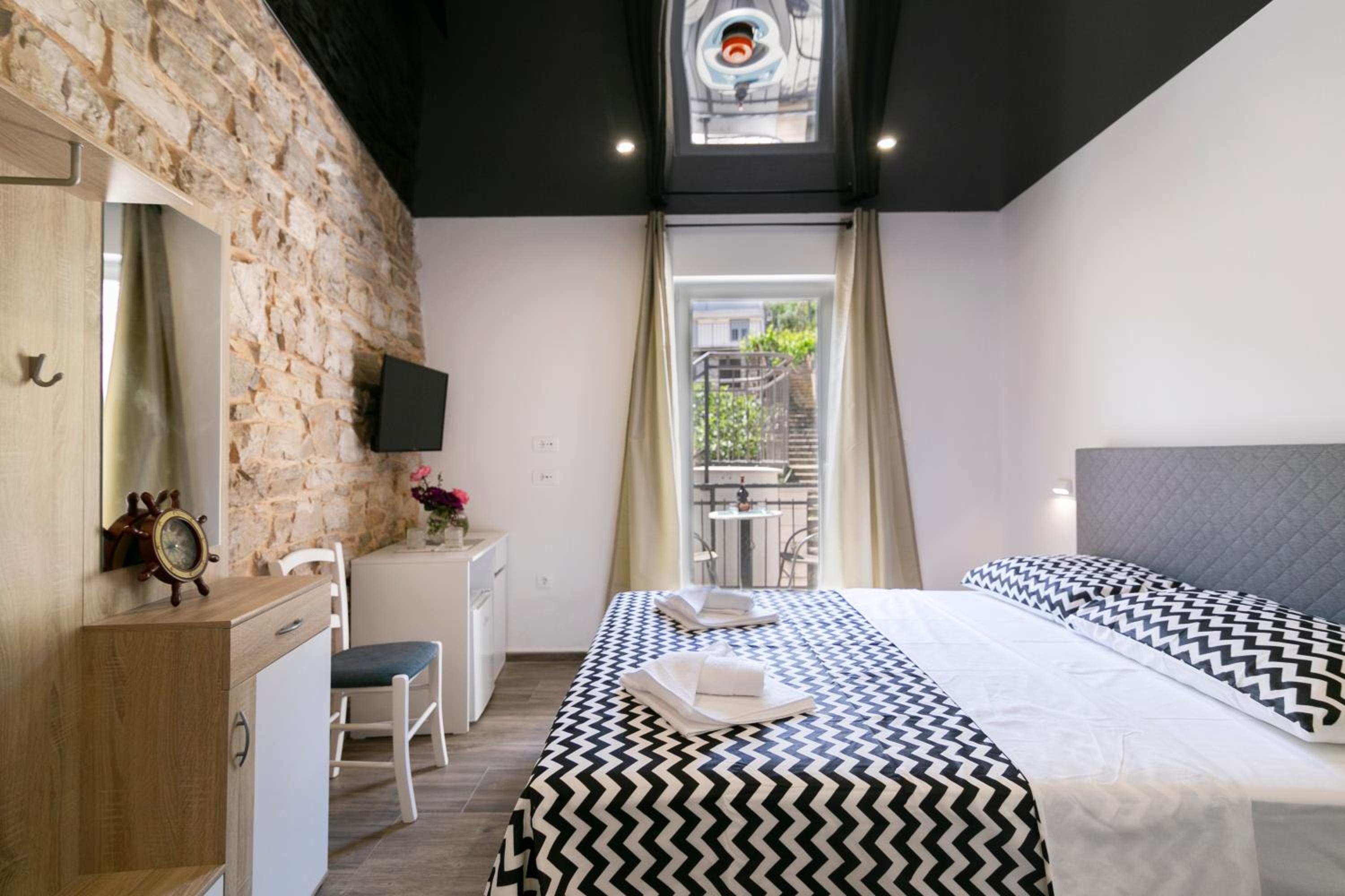 Deluxe Double Room with Balcony - Photo 1