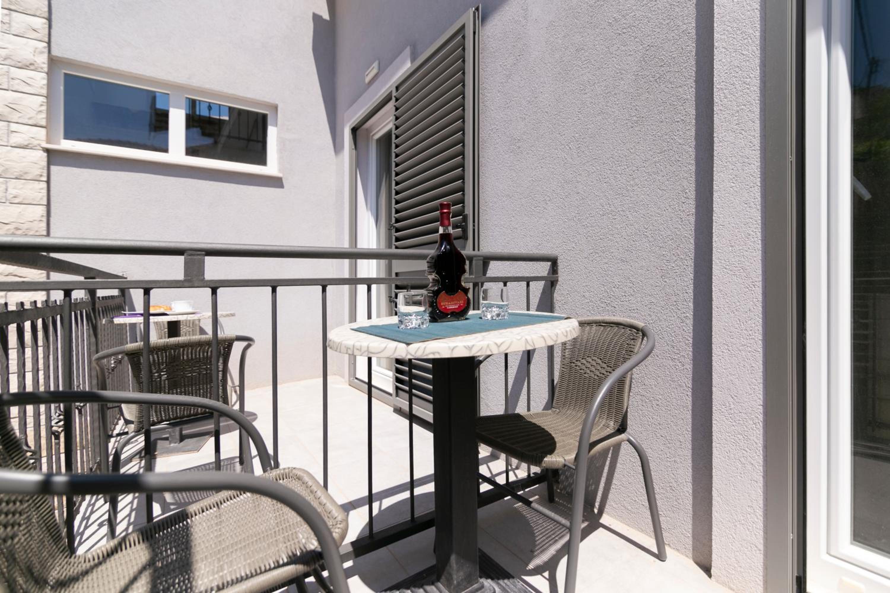 Deluxe Double Room with Balcony - Photo 4