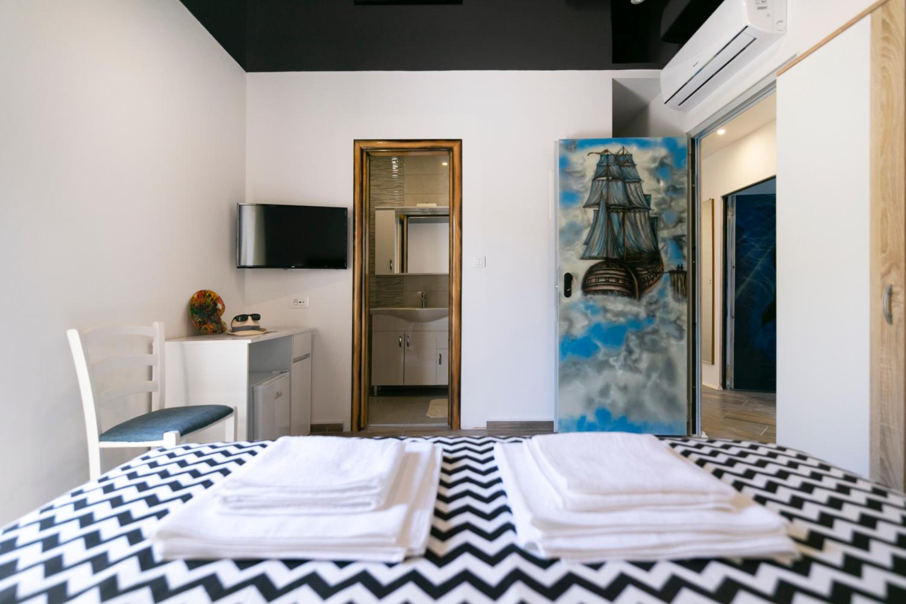 Deluxe Double Room with Balcony - Photo 8
