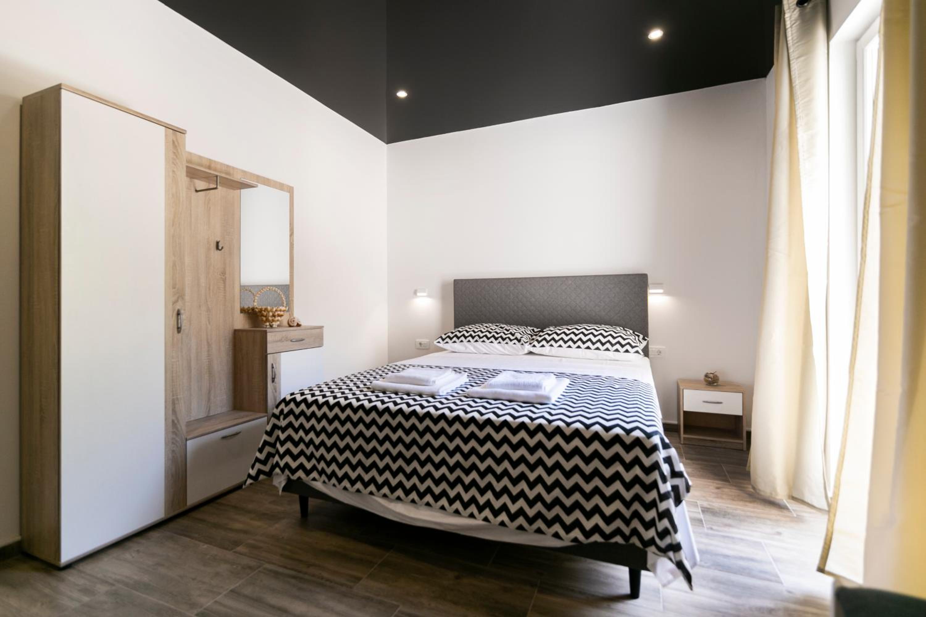 Deluxe Double Room with Balcony - Photo 7