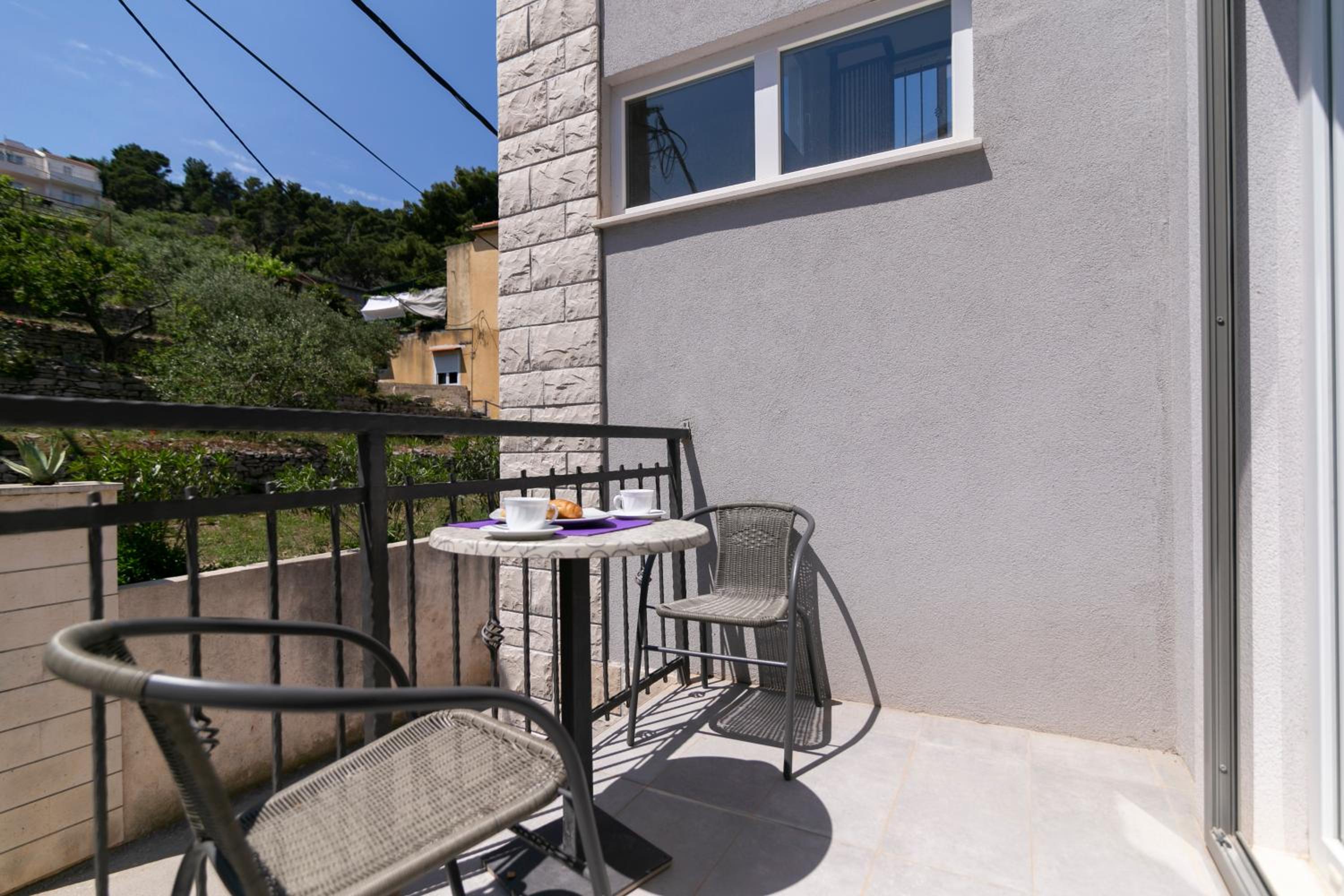 Deluxe Double Room with Balcony - Photo 6