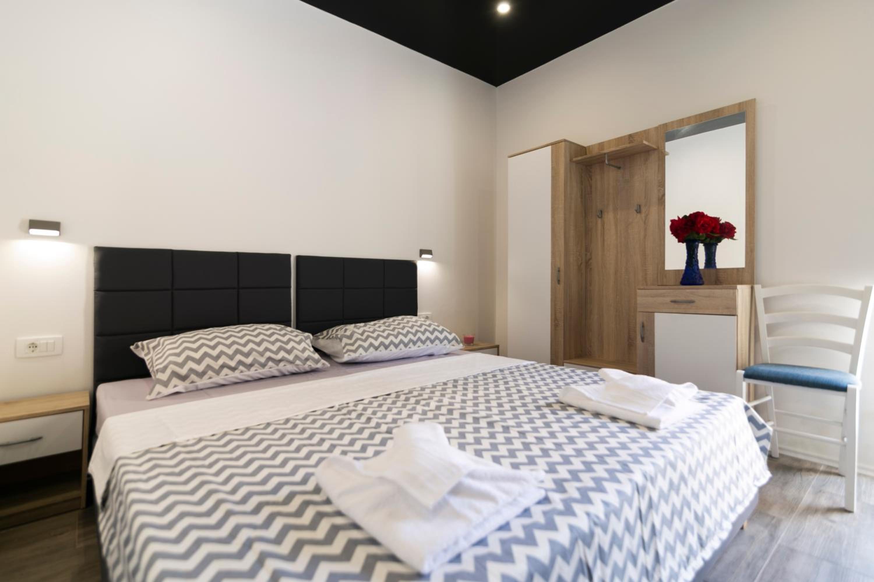 Deluxe Double Room with Balcony - Photo 5