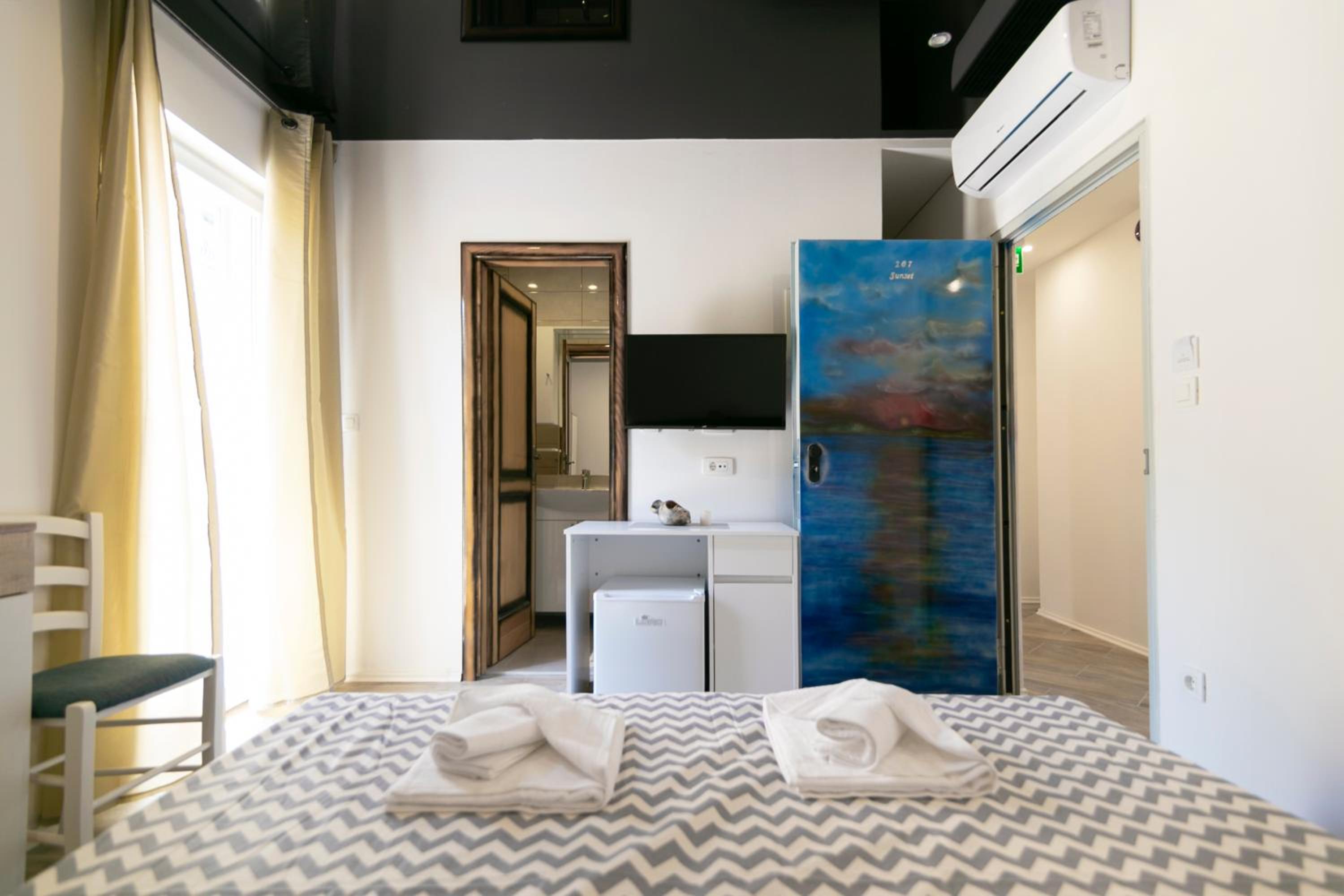 Deluxe Double Room with Balcony - Photo 9