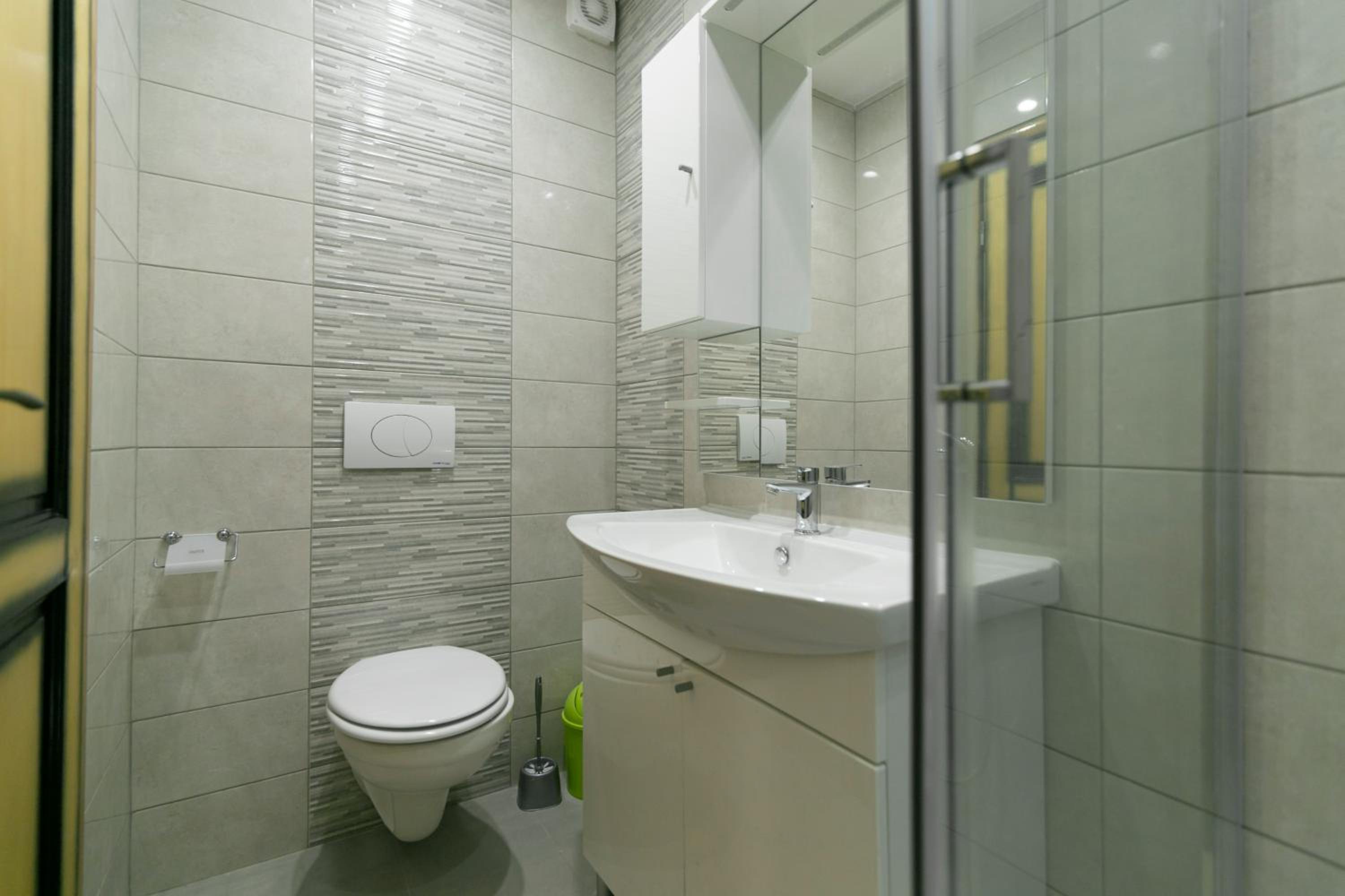 Deluxe Double Room with Balcony - Photo 10