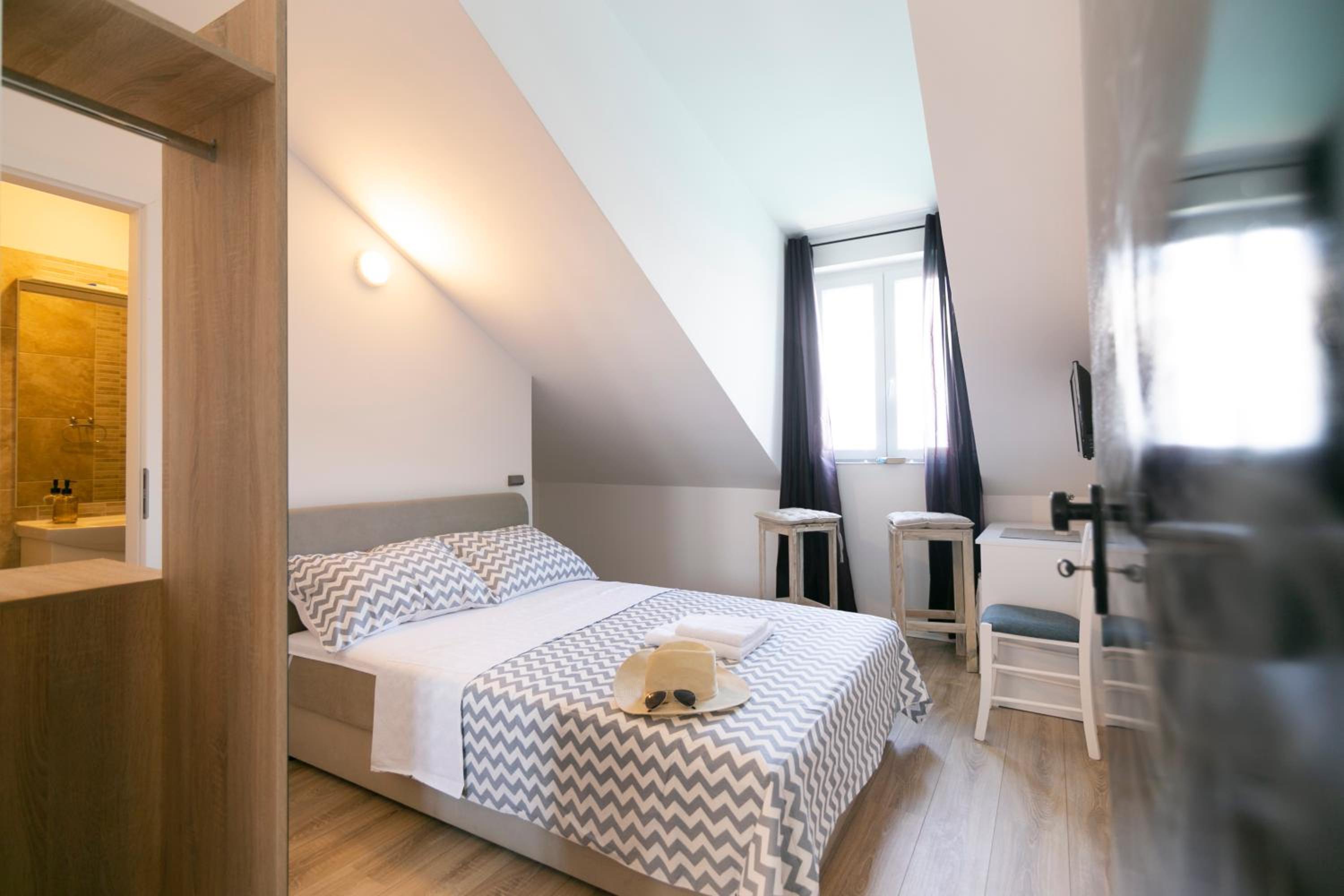 Deluxe Double Room with Sea View - Photo 3